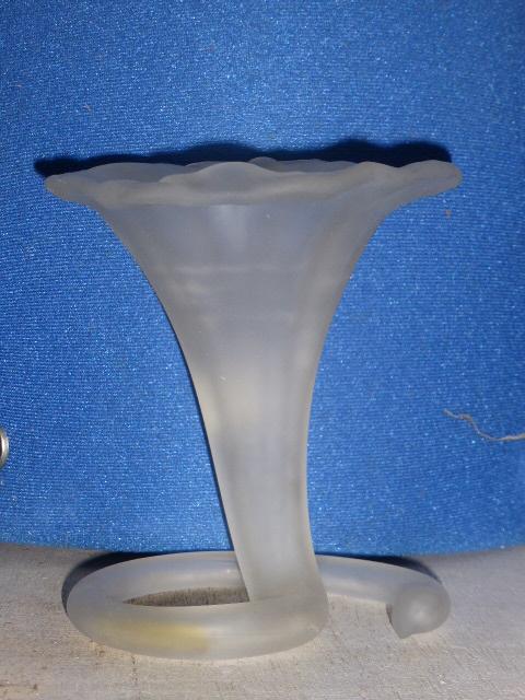 Former corolla, frosted glass vase