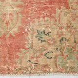 Tapis vintage fait main corail et beige, motifs floraux patinés orientaux