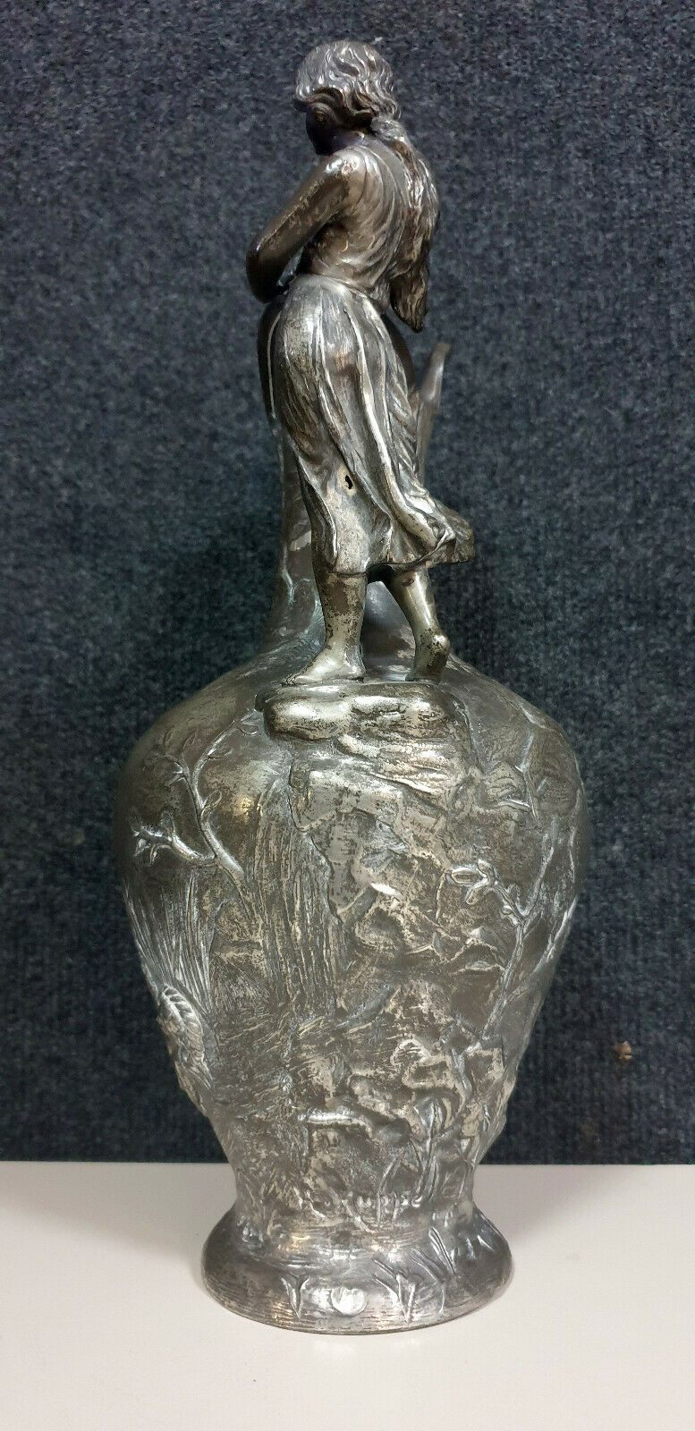 Verseuse époque Art Nouveau en étain a patine argentée