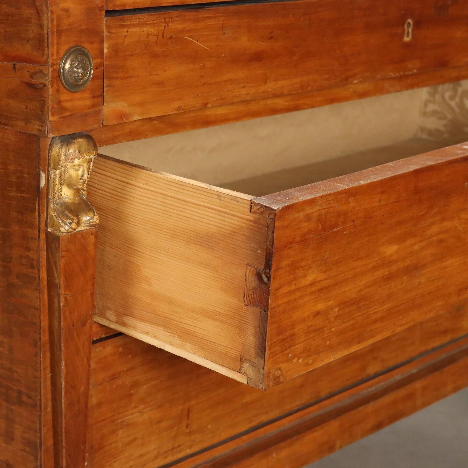 Commode Empire ancienne en noyer avec détails dorés, XIXe siècle