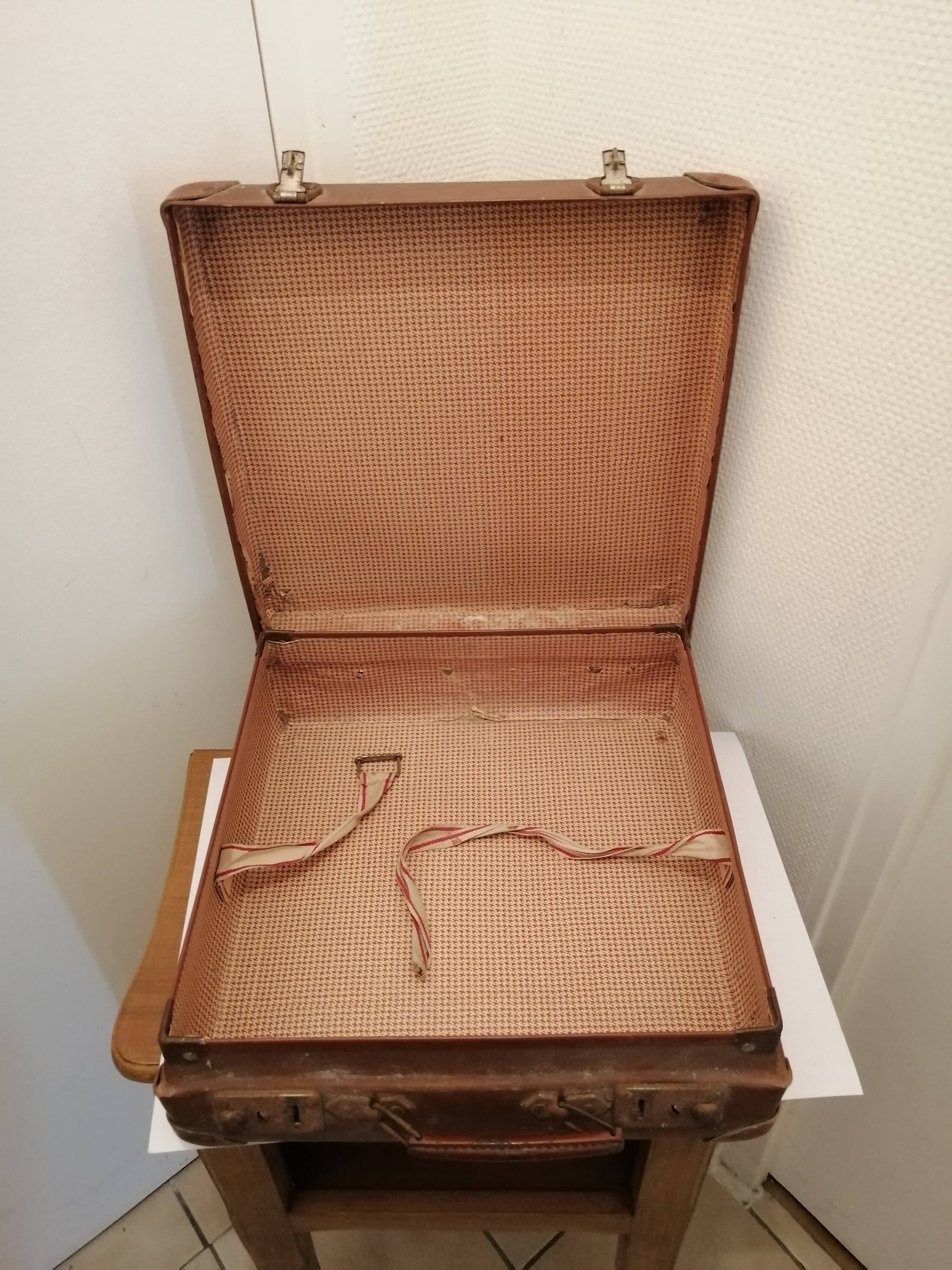 Small old suitcase to revamp