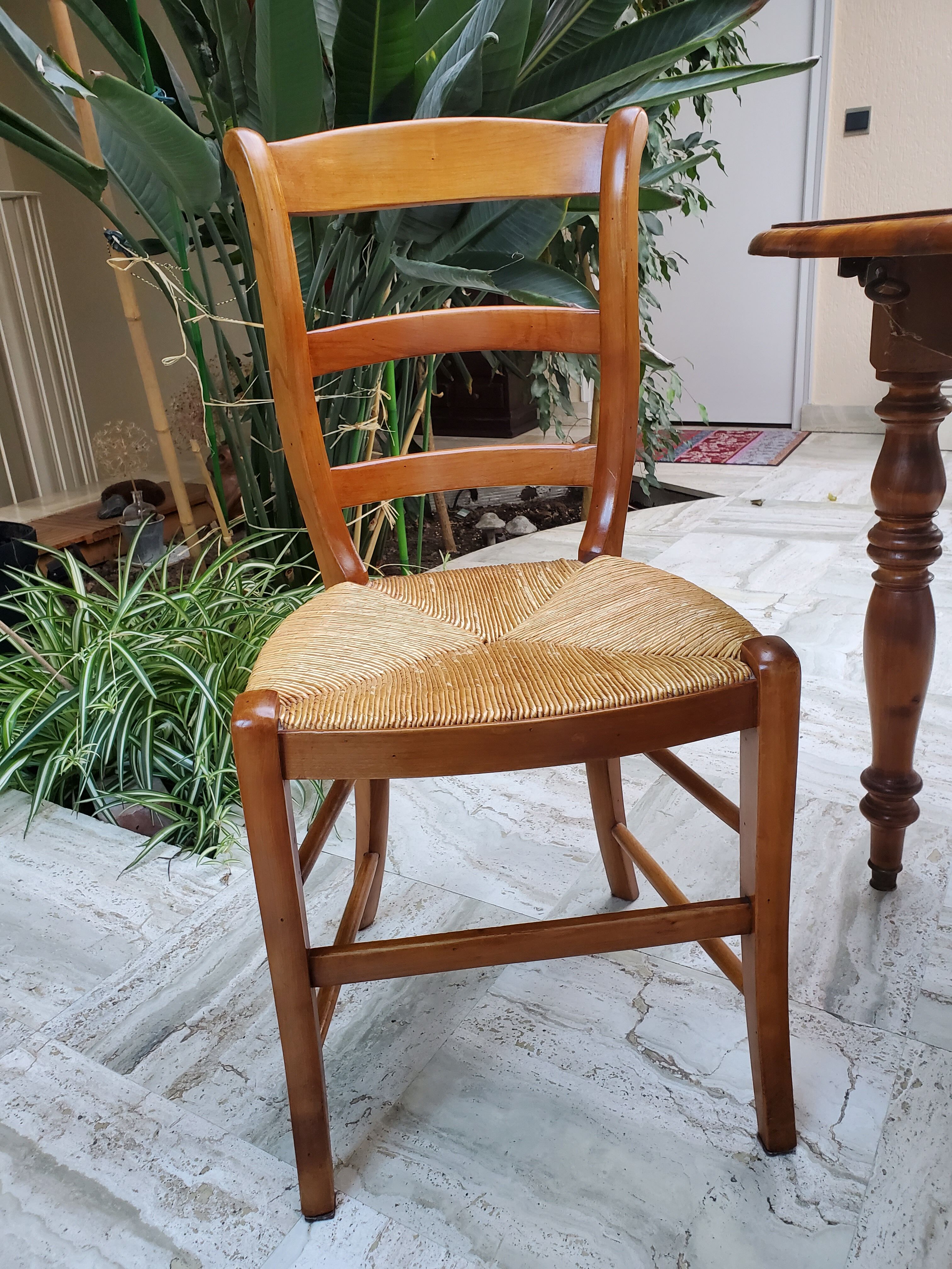 Round table, Louis Philippe style, antique patina, its 2 extensions and 4 chairs