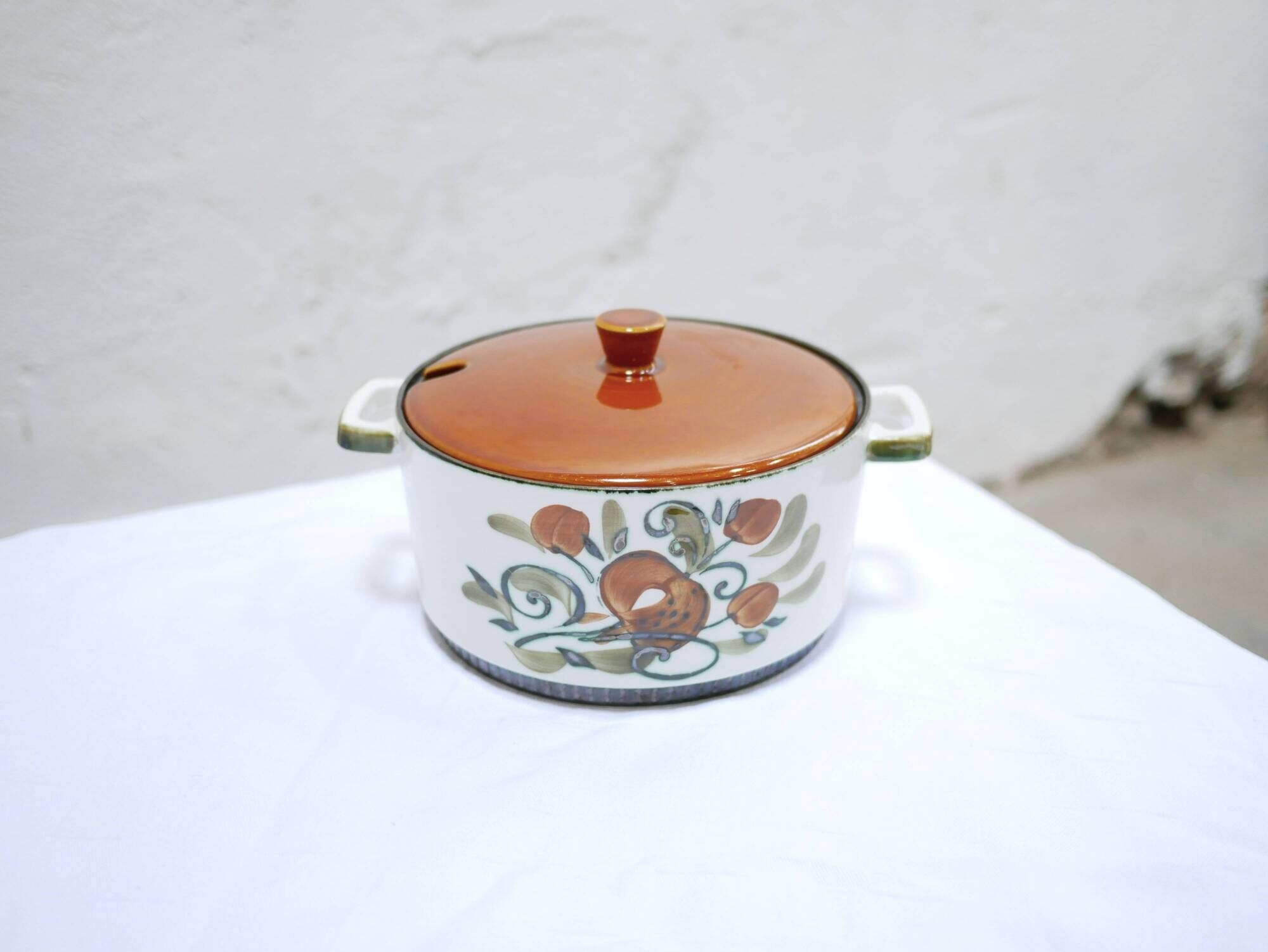 Plat avec couvercle soupière vintage édité par Boch La Louvière
