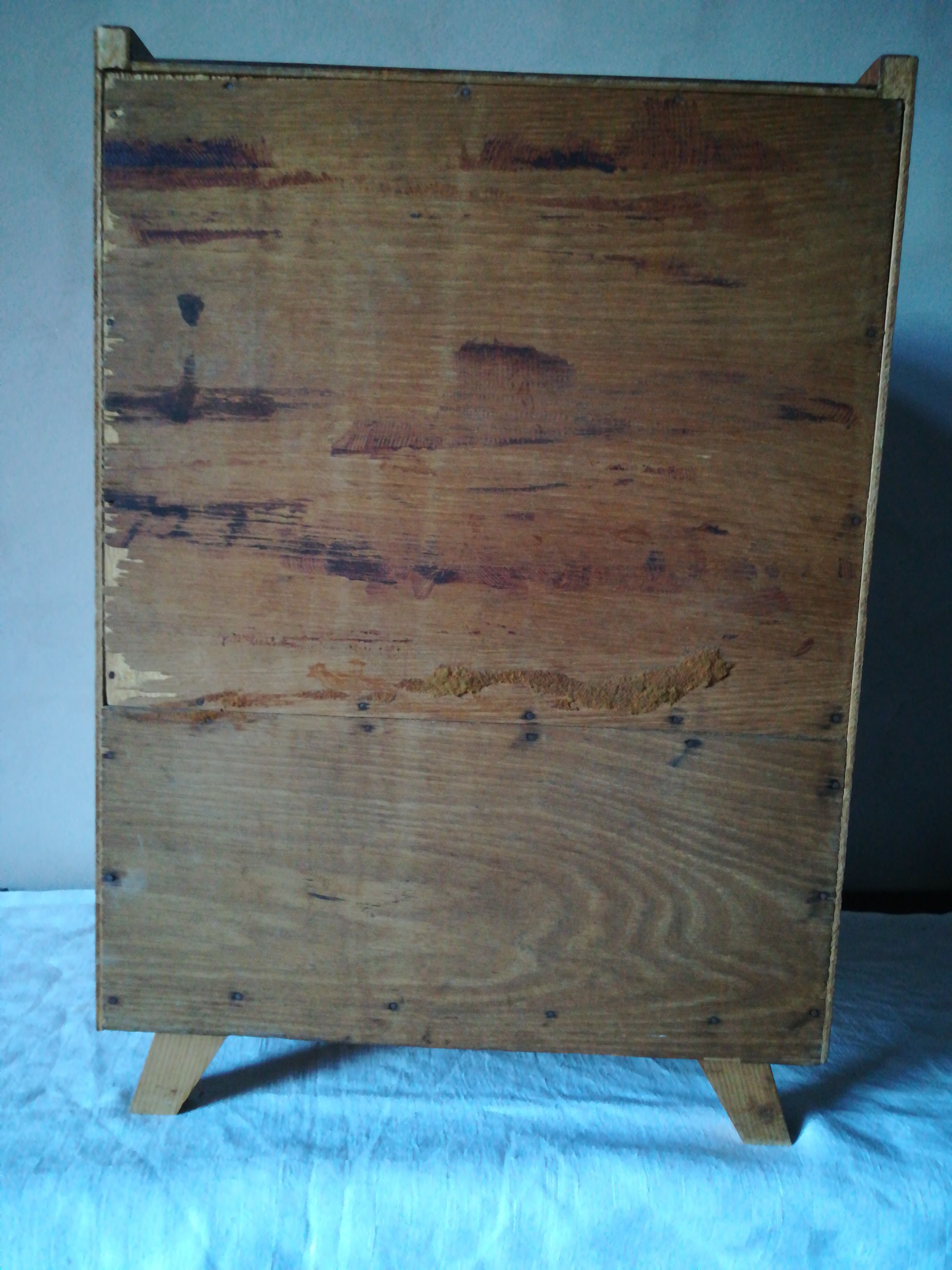 Nightstand with compass feet