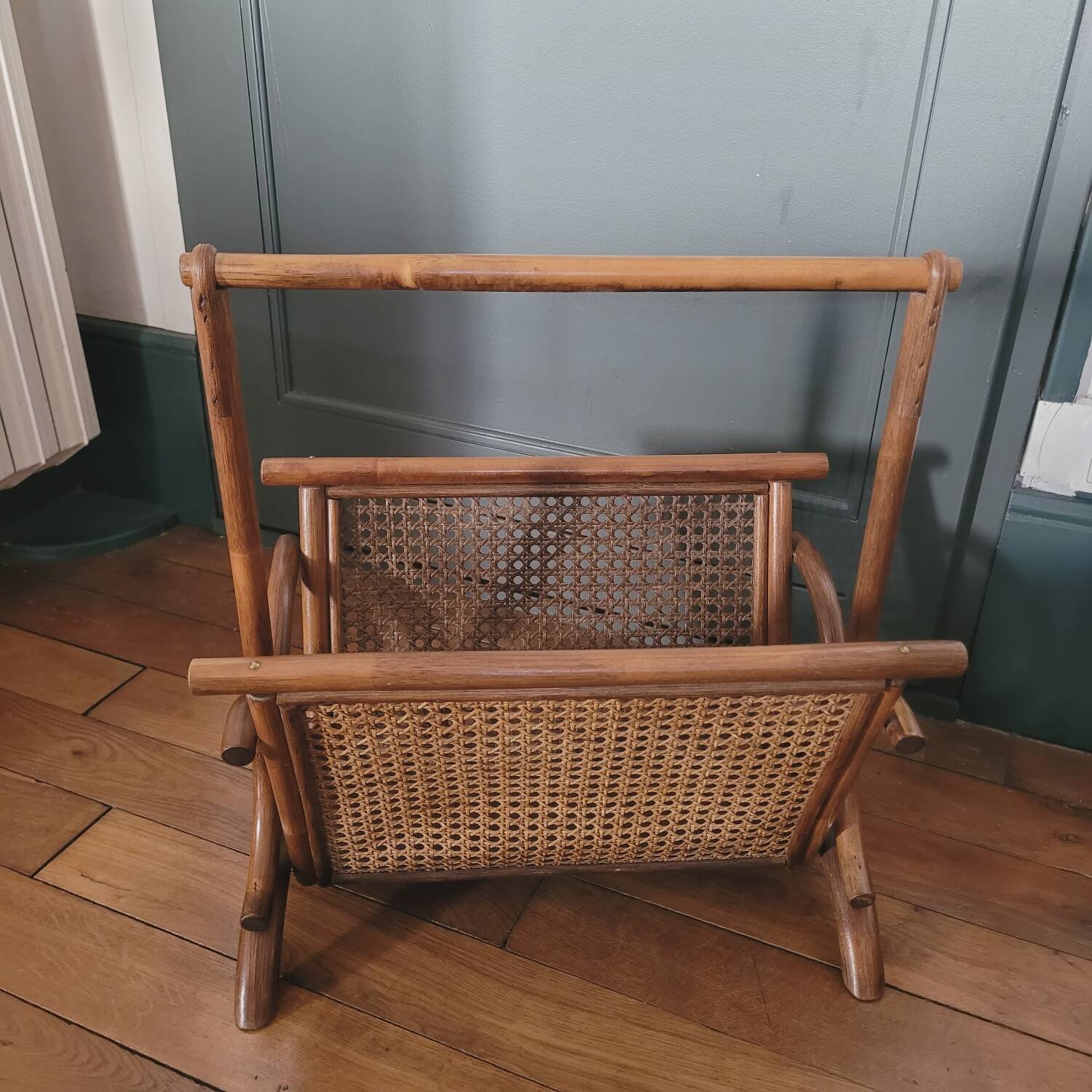 Porte-revues vintage en rotin et cannage – Années 60