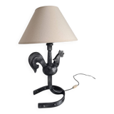 Lampe coq en fer forgé par Jean Touret / les Ateliers de Marolles