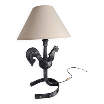 Lampe coq en fer forgé par Jean Touret / les Ateliers de Marolles