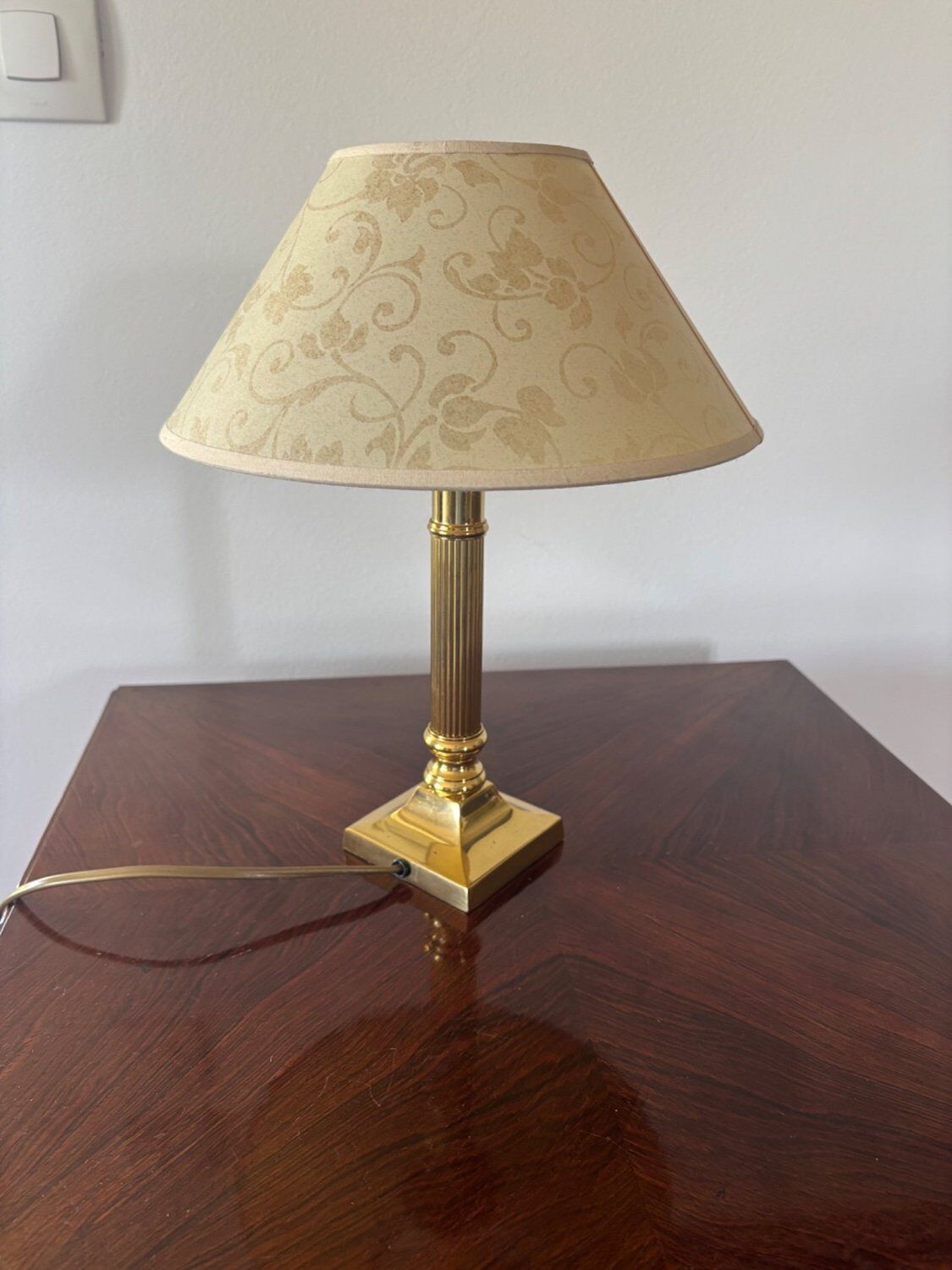 Empire bedside lamp in gilded fluted brass – Neoclassical style 1970