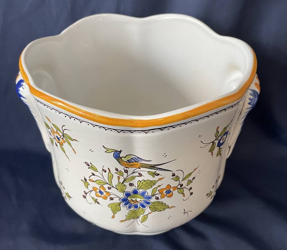 Earthenware cache-pot from Moustiers with bird and floral decoration, interior decor.