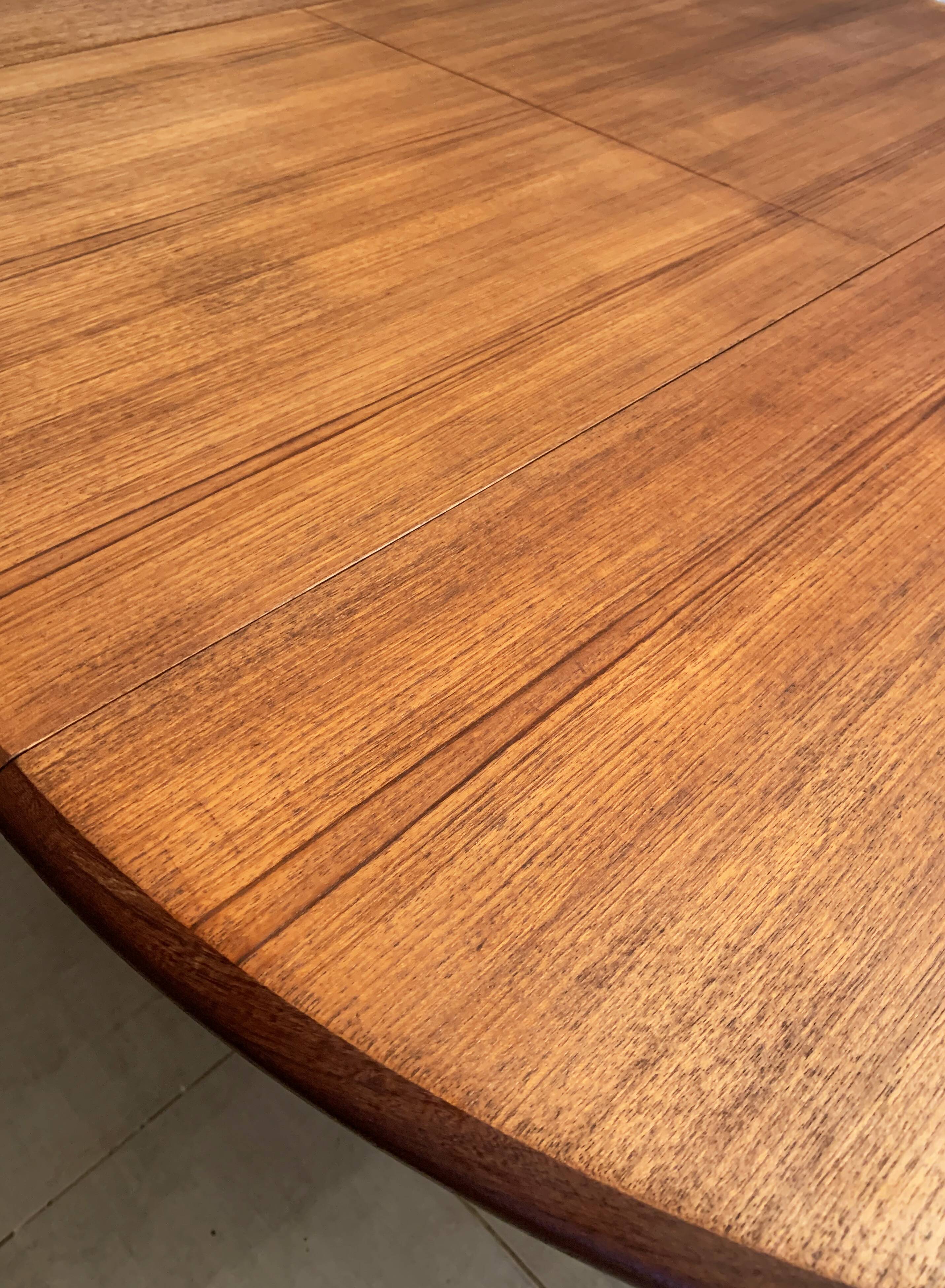 Round dining table with Scandinavian and Danish design in extendable teak from the 60s