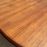 Round dining table with Scandinavian and Danish design in extendable teak from the 60s