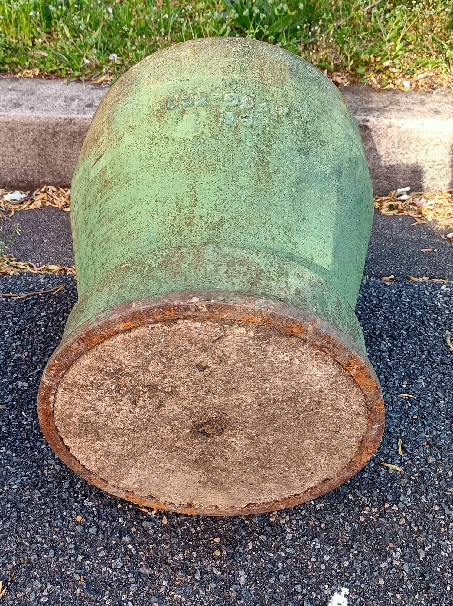 Pair of iron cast iron pots patina green patina.  1960/ 1970