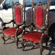 Paire de fauteuils anciens, sculptés en noyer.