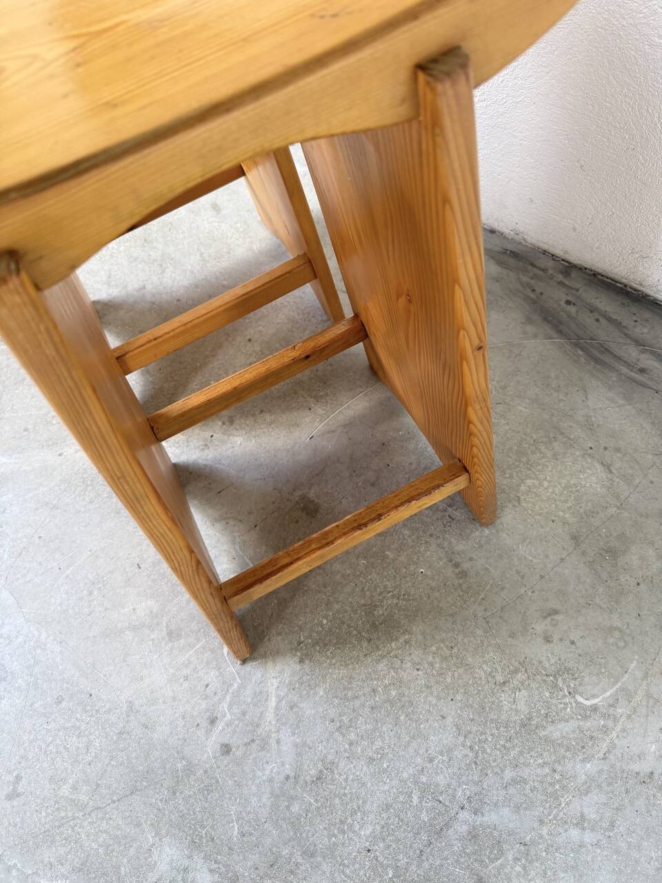 Scandinavian pine stools with Japanese inspiration.