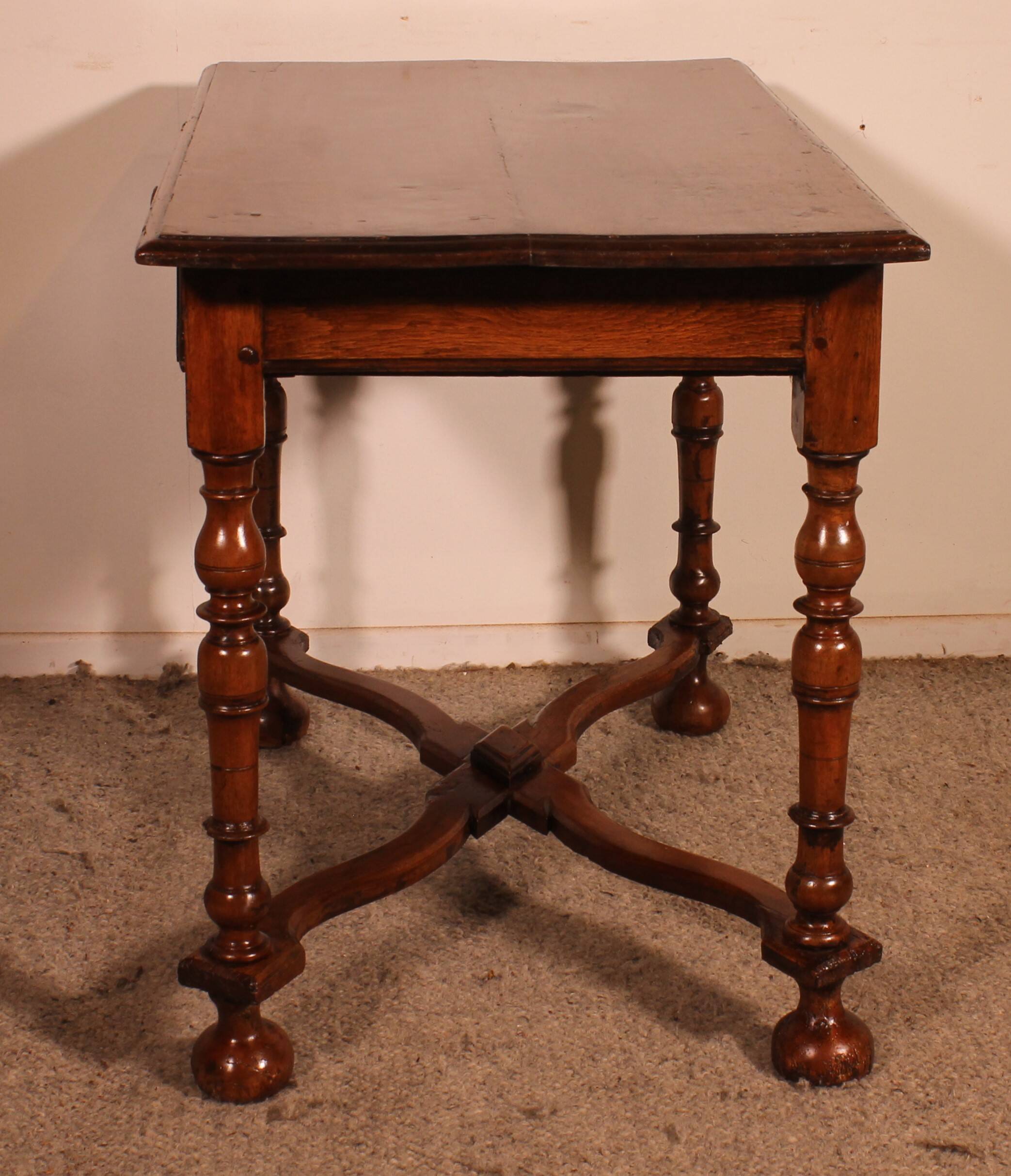 Louis XIV Table in Walnut - 17th Century