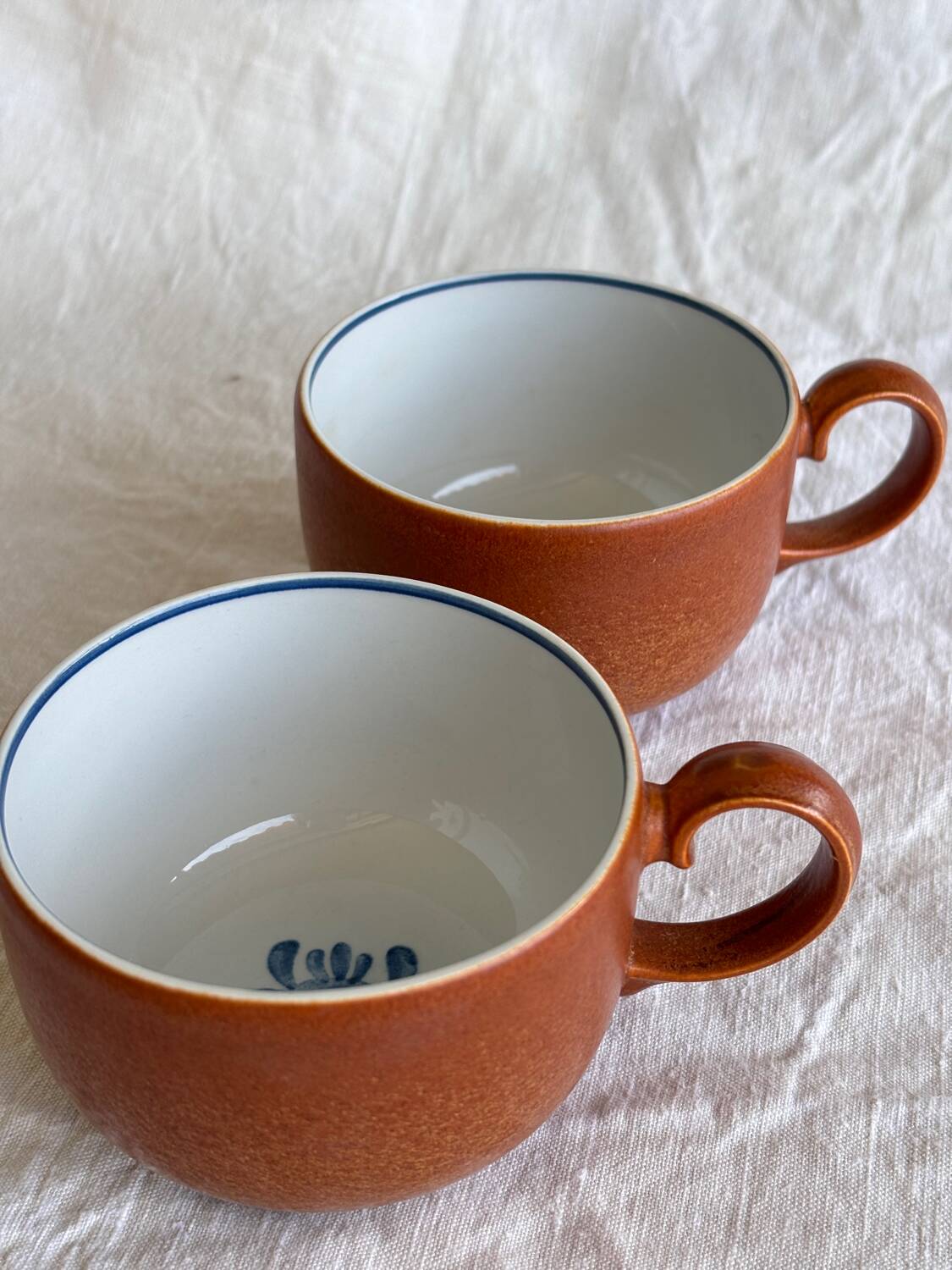2 very and earthenware coffee cups