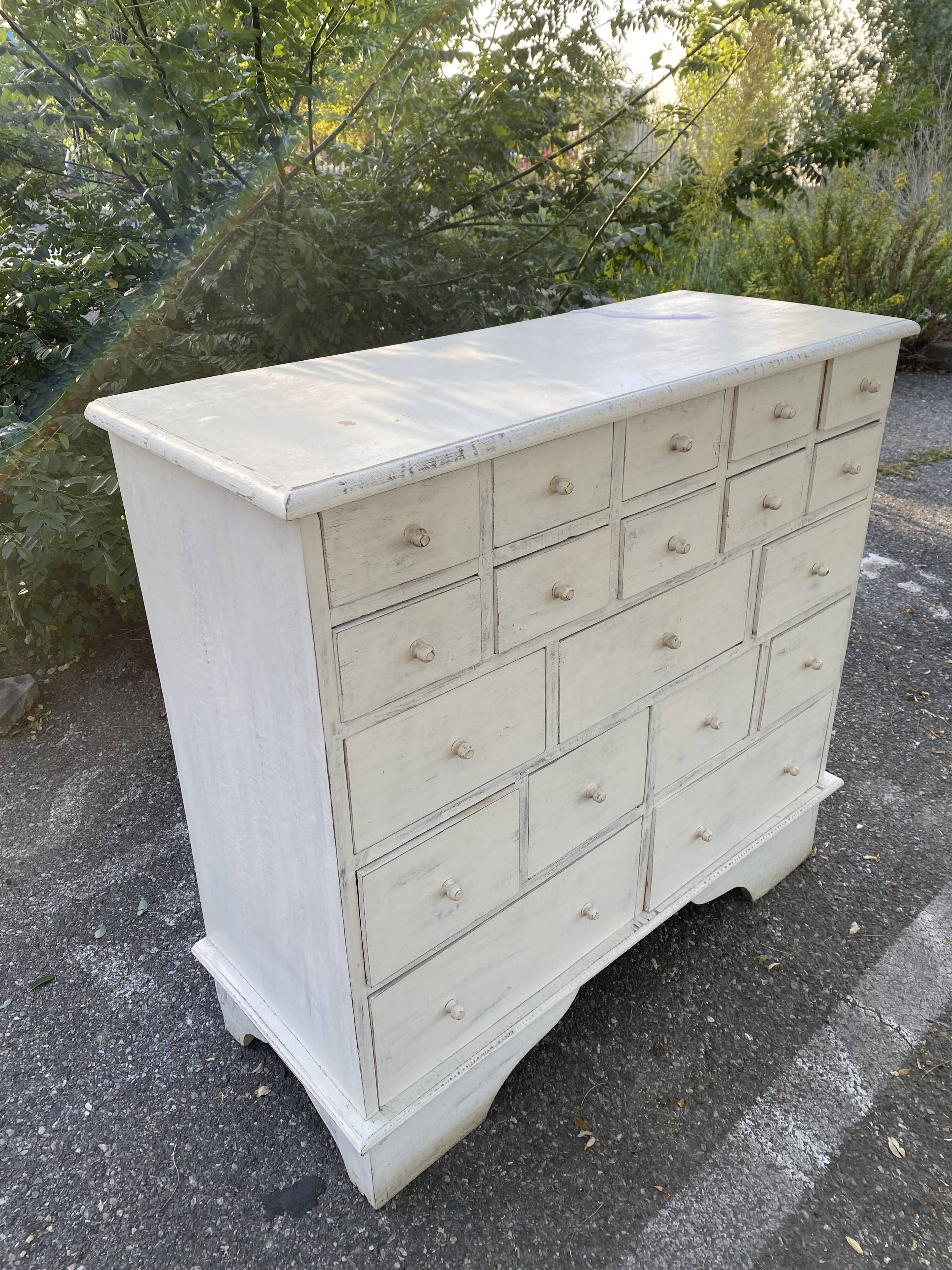 Commode en pin patiné blanc multi tiroirs