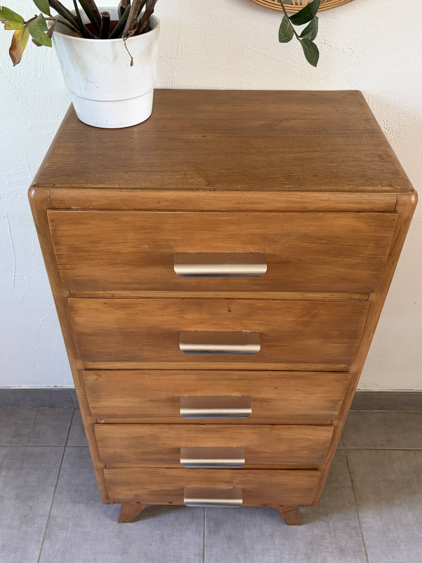 Vintage chest of drawers/commode from the 1960s.