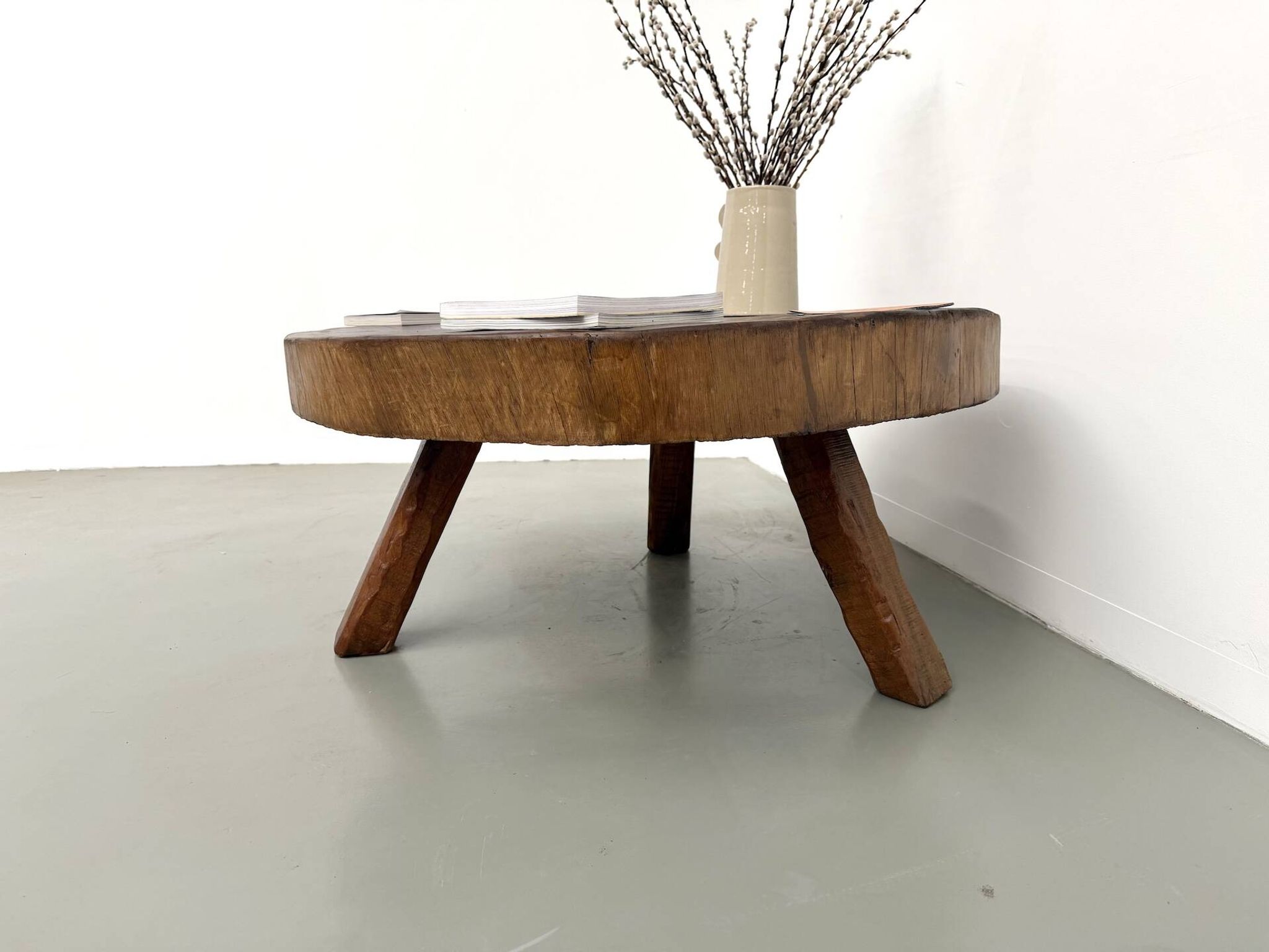 Table basse brutaliste en teck massif, slab monolithique, piètement tripode