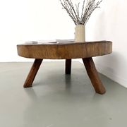 Table basse brutaliste en teck massif, slab monolithique, piètement tripode