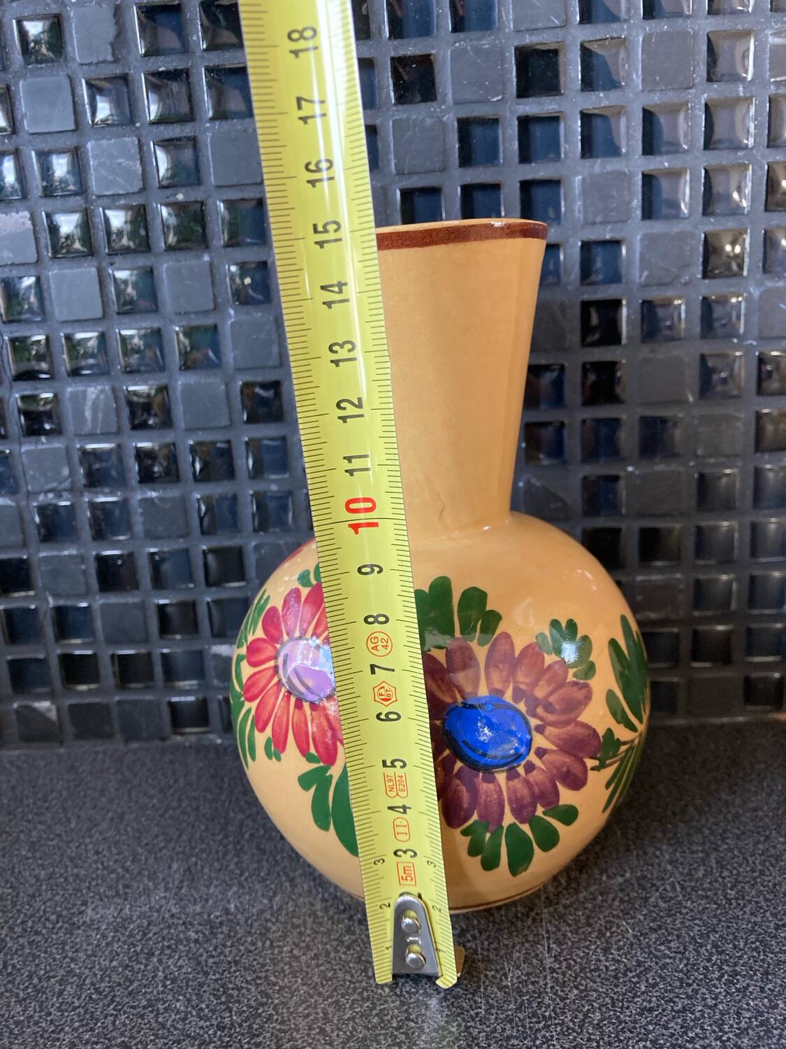 Vase en terre cuite décor de fleurs