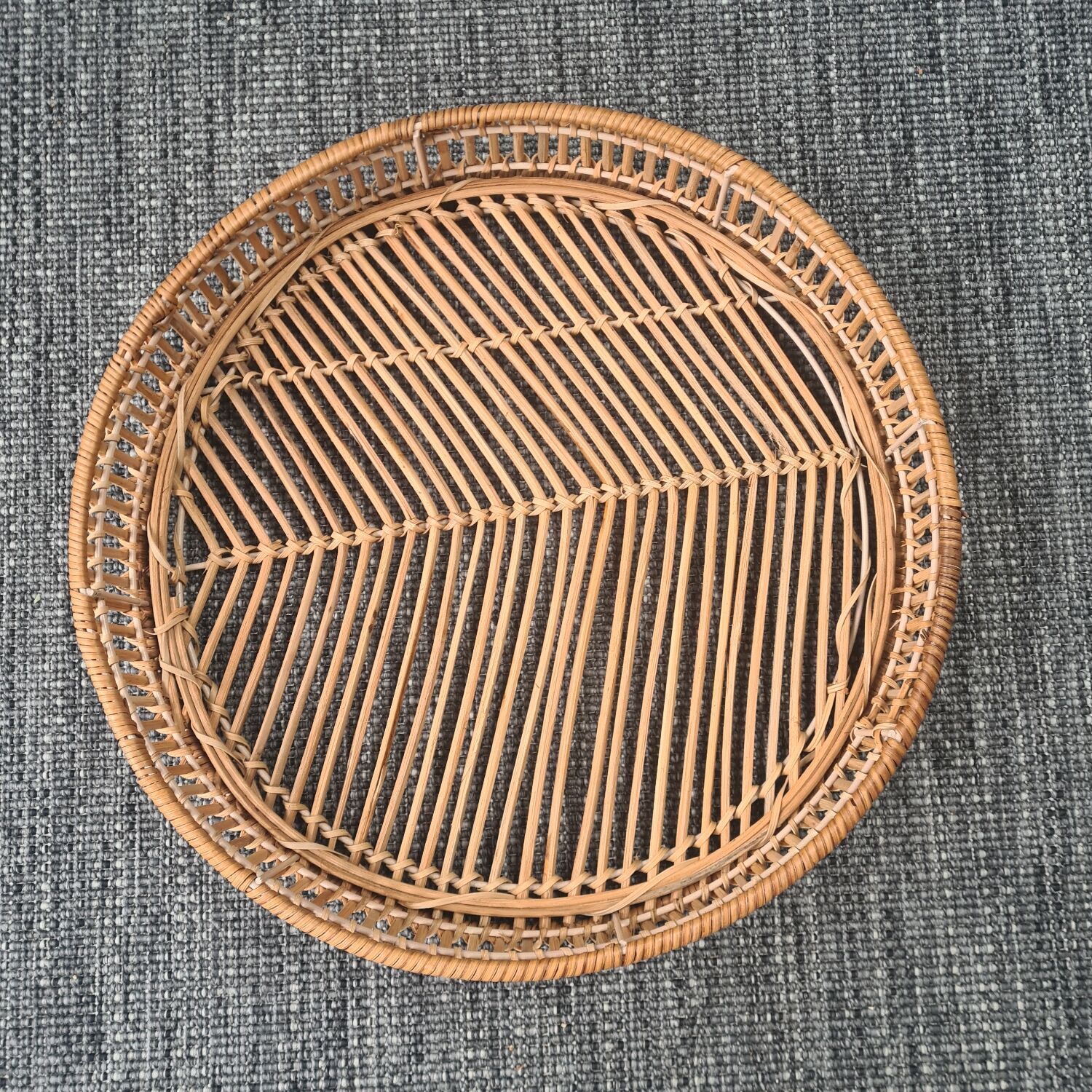 Round rattan top