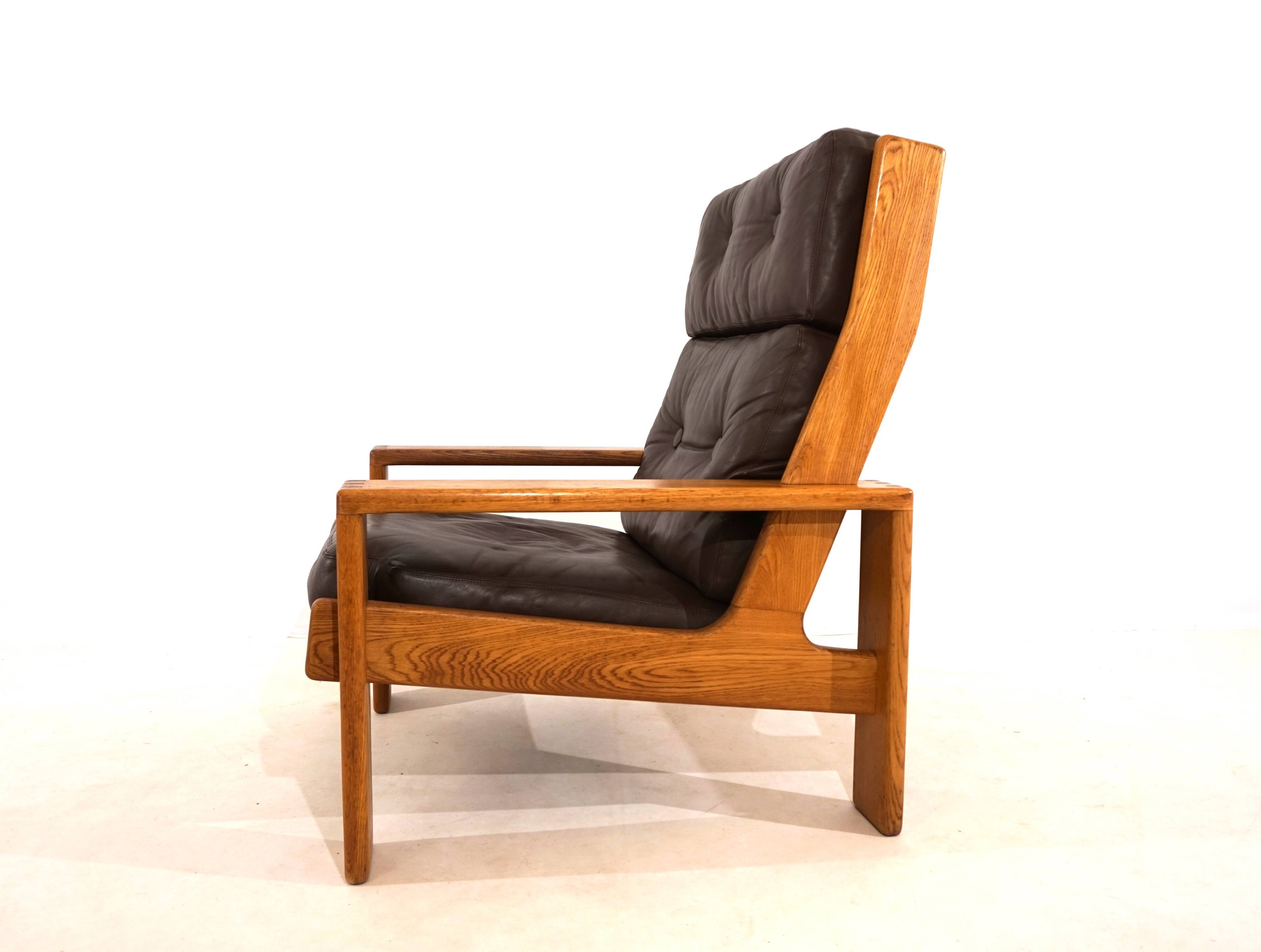 Fauteuil en cuir marron à dossier haut Asko Bonanza par Esko Pajamies