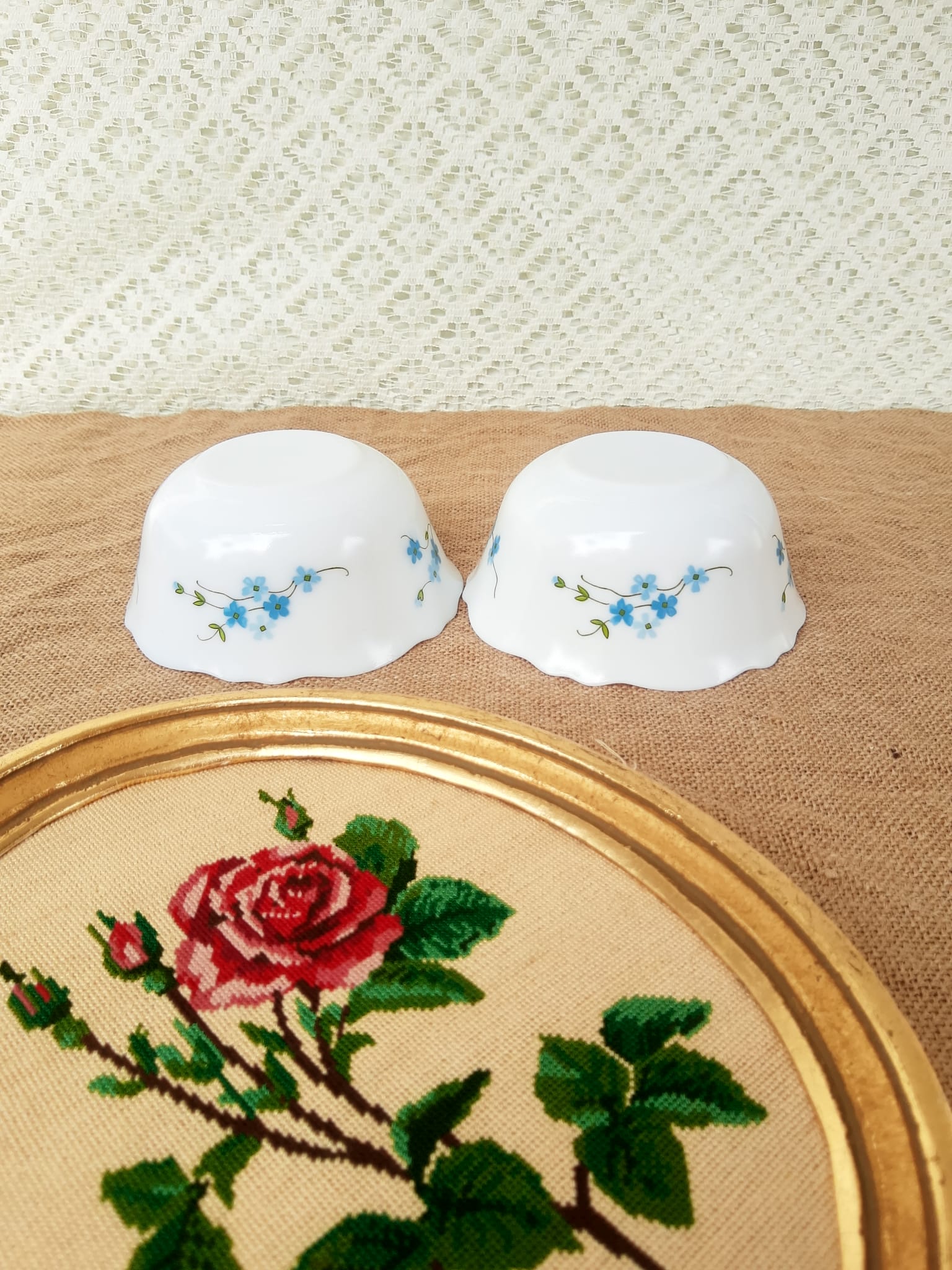 Duo of arcopal cups myosotis Veronica vintage patterns