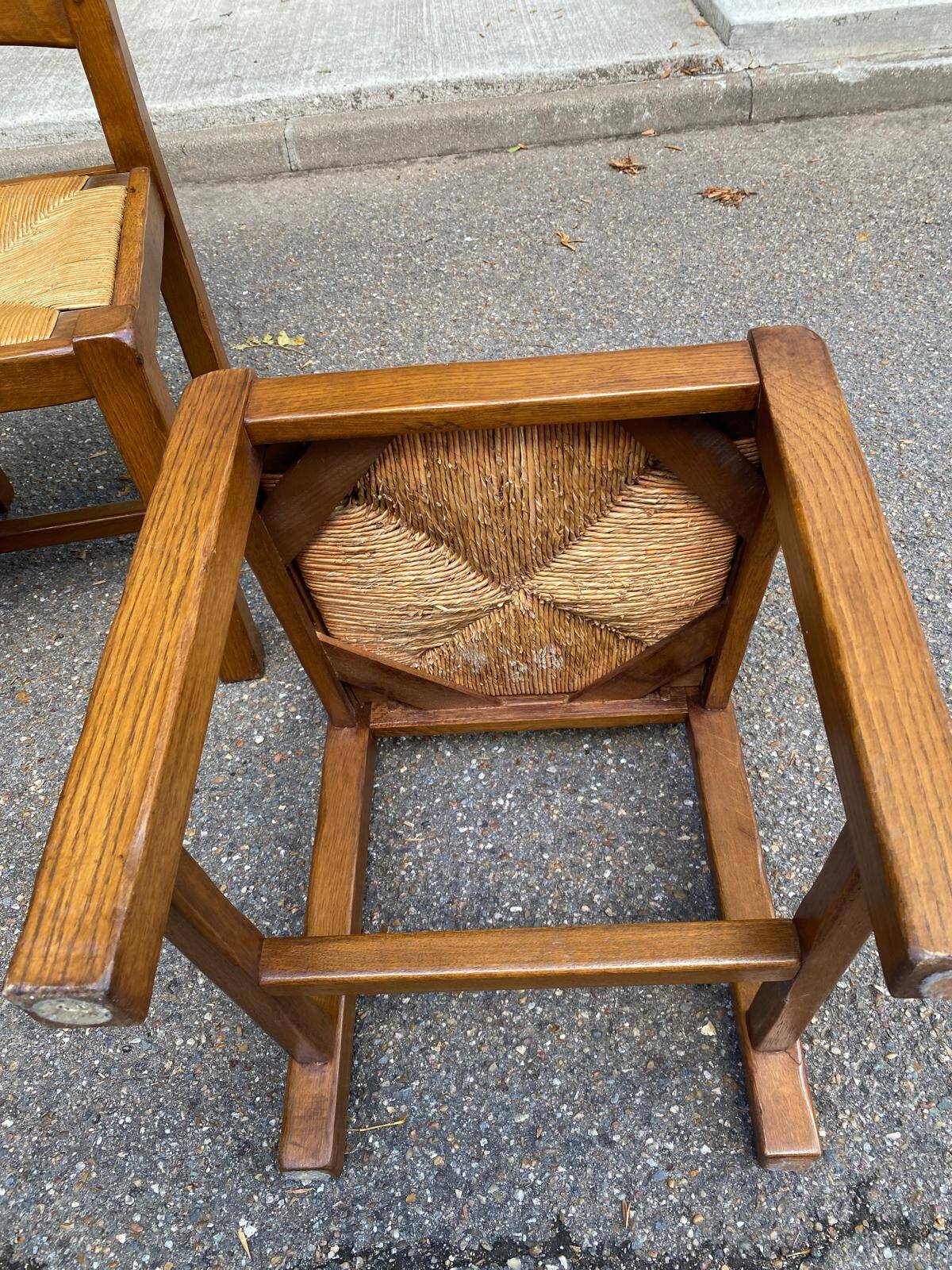 Set of 6 rustic solid oak chairs with straw seats — Very good condition