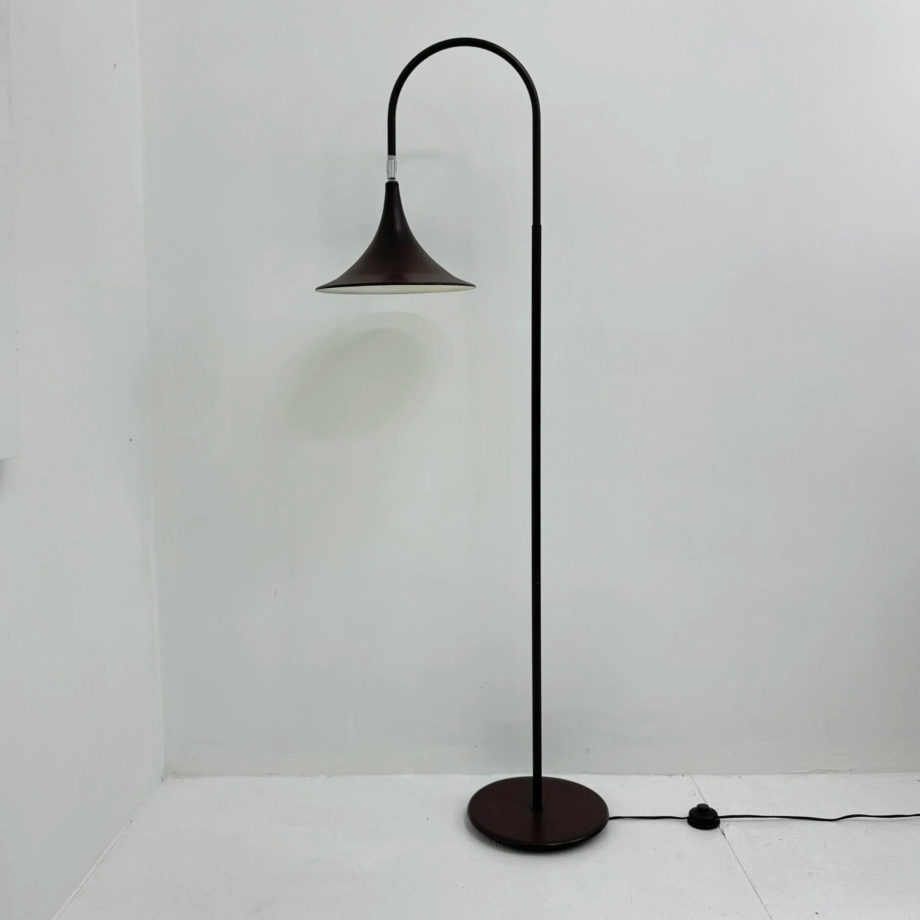 Hala Zeist Trumpet brown minimalist floor lamp, 1970s Dutch design