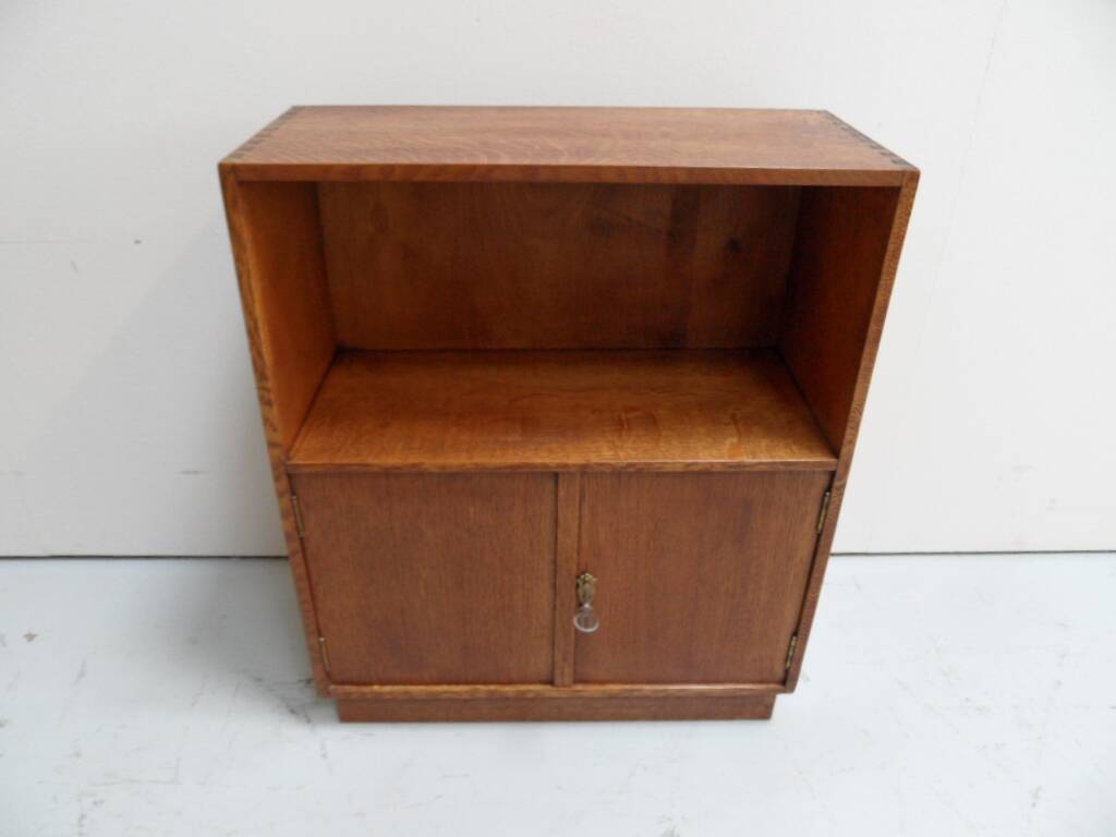 Bibliothèque vintage en chêne ouverte avec 2 portes.