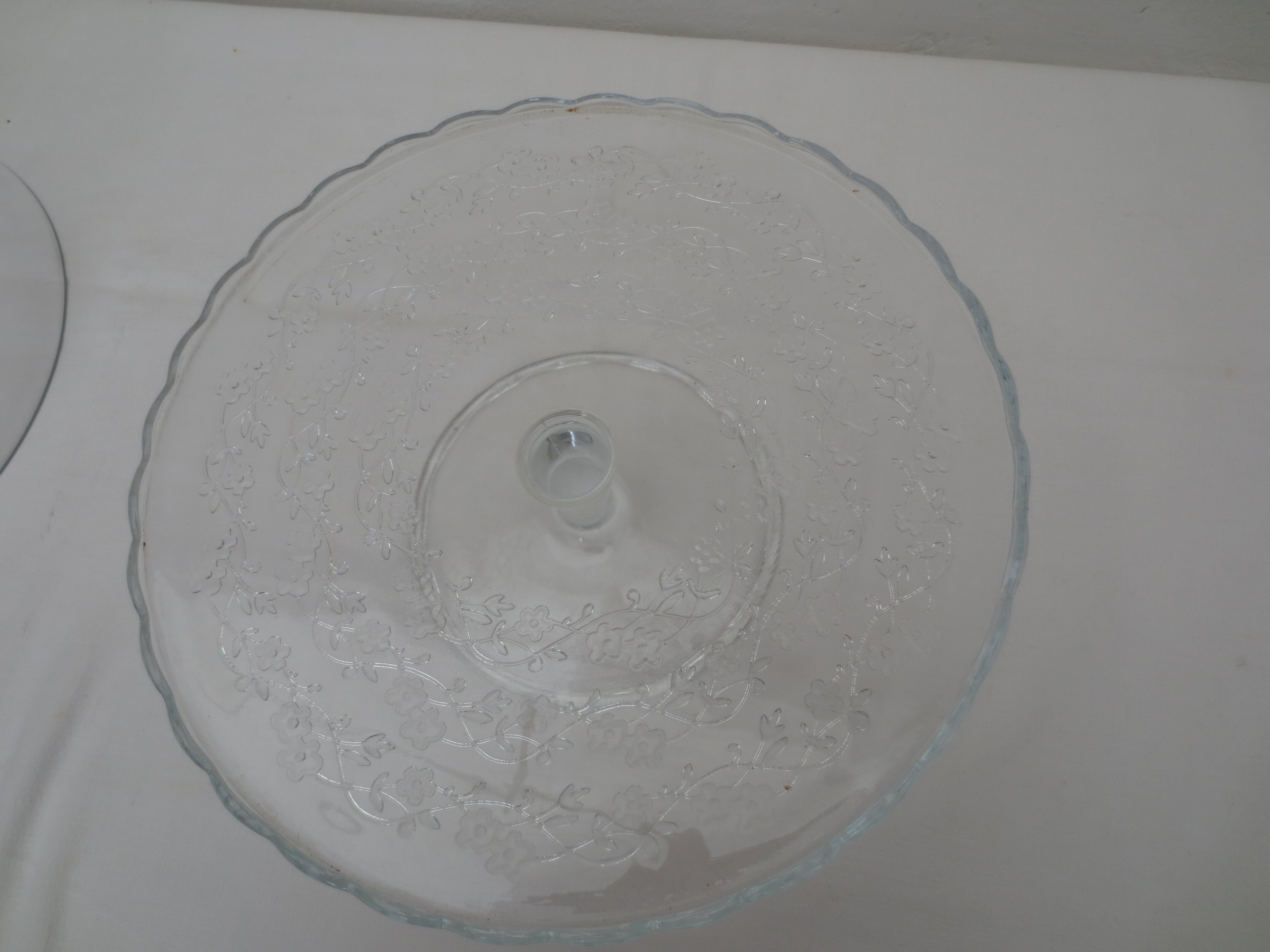 Ancienne cloche à gateaux en verre sur pied