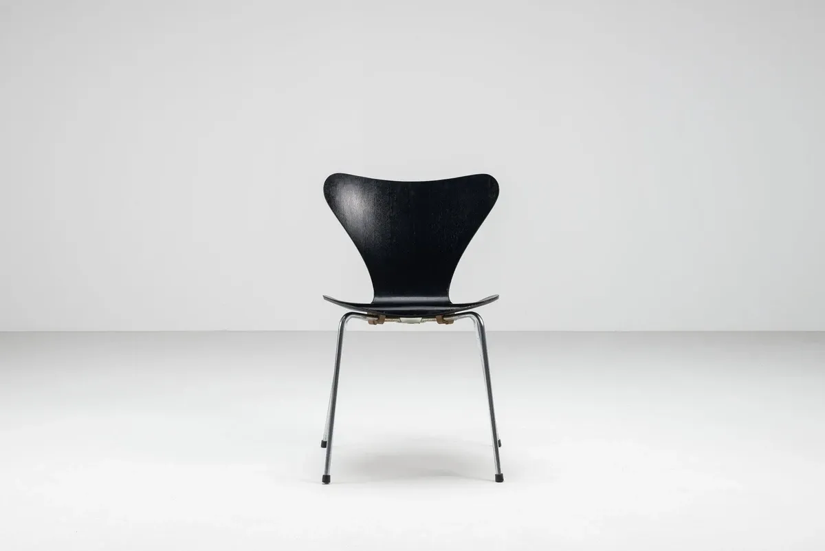 Arne Jacobsen set of eight 3107 Butterfly dining chairs Fritz Hansen Denmark 1967
