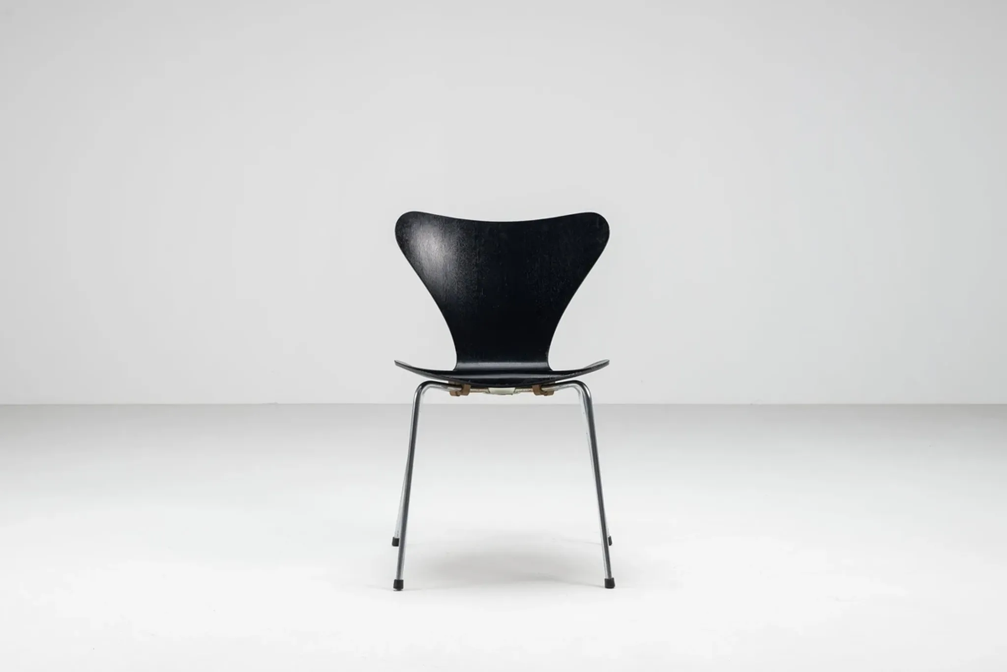 Arne Jacobsen set of eight 3107 Butterfly dining chairs Fritz Hansen Denmark 1967