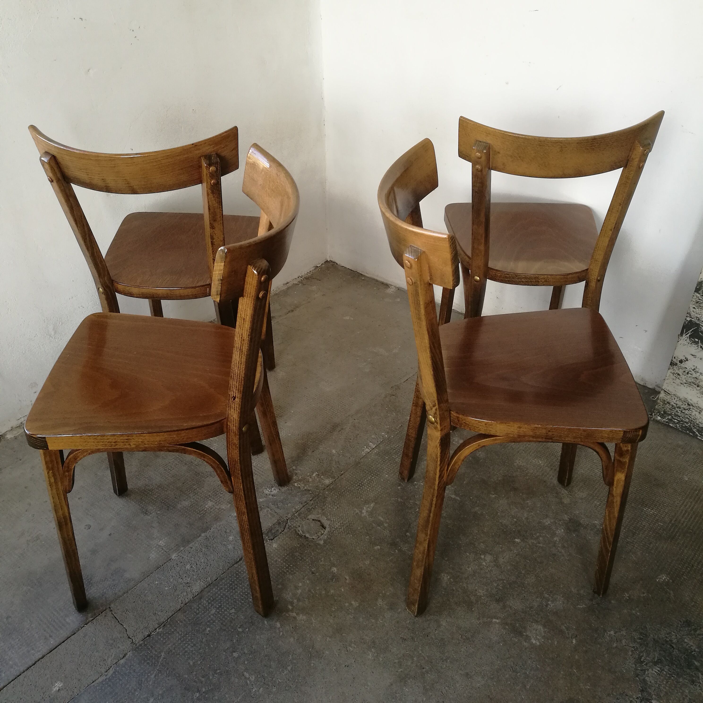 Set de 4 chaises bistrot en bois estampillées Baumann