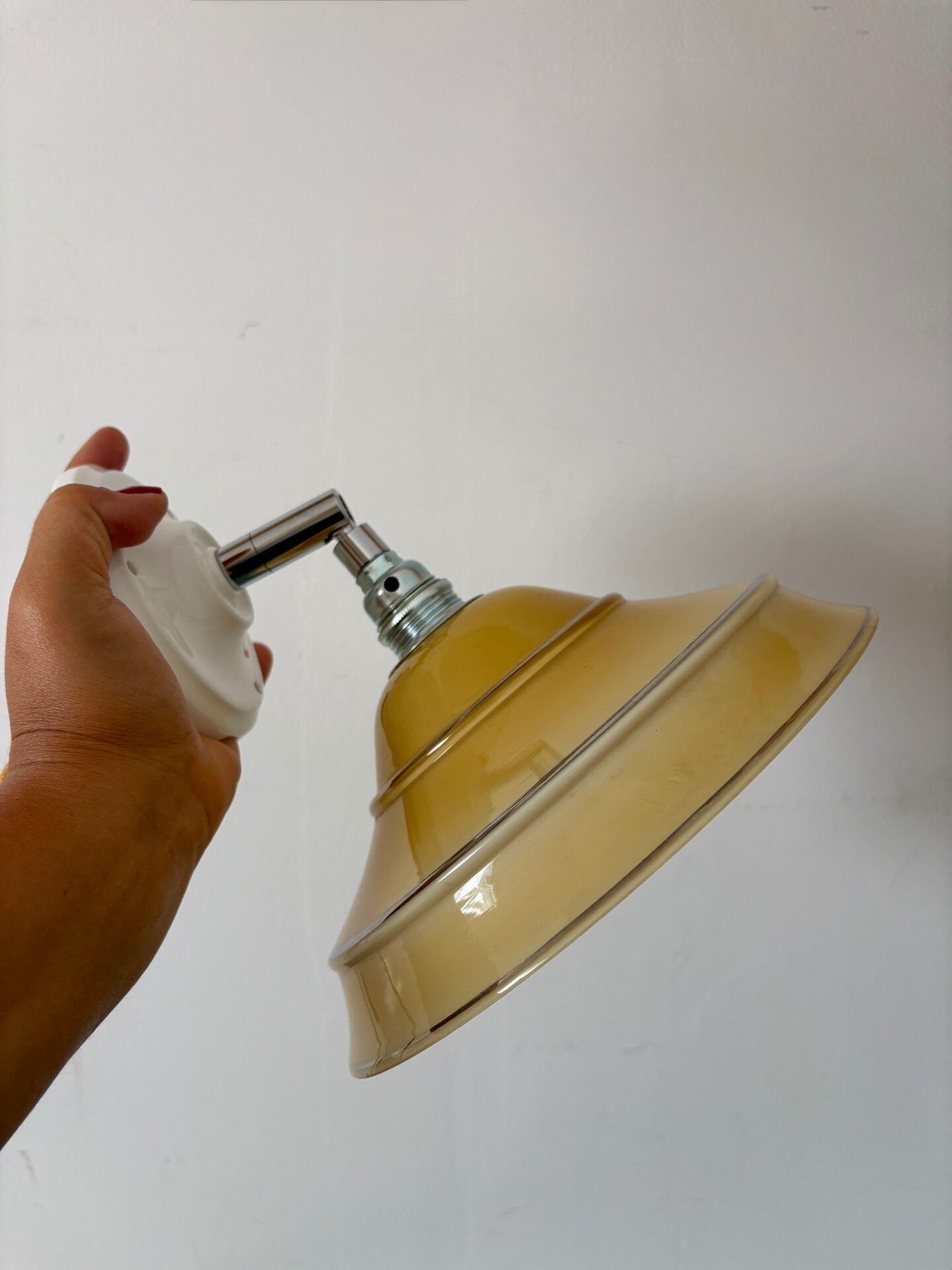 Applique abat-jour vintage en opaline jaune et liserés argent