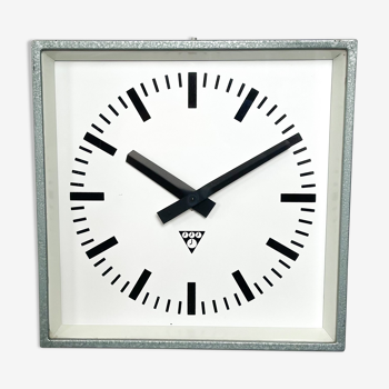 Horloge carrée industrielle vintage par pragotron 1970s b