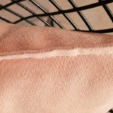 Coussin rectangle en velours rose pâle