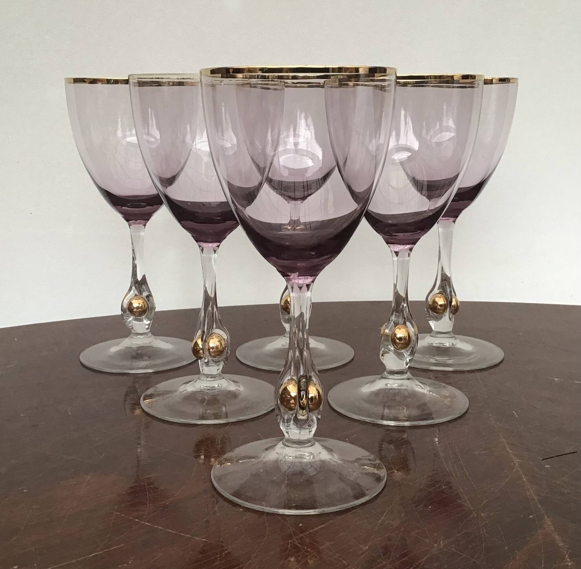 Joseph Stanik 6 red wine glasses of the Zuzanna model in Amethyst color with rims and golden ball