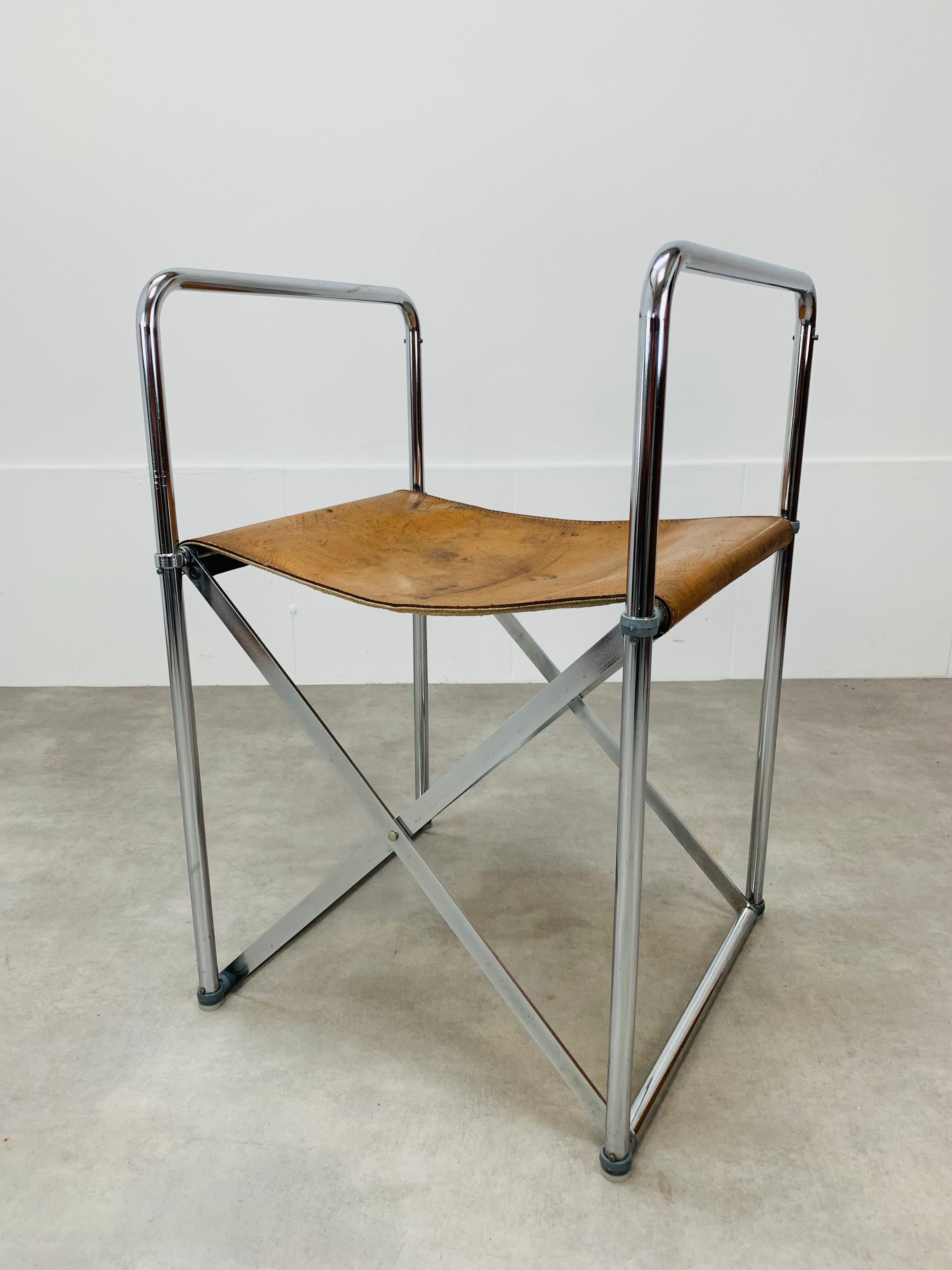Tabouret pliant cuir et chrome style Bauhaus