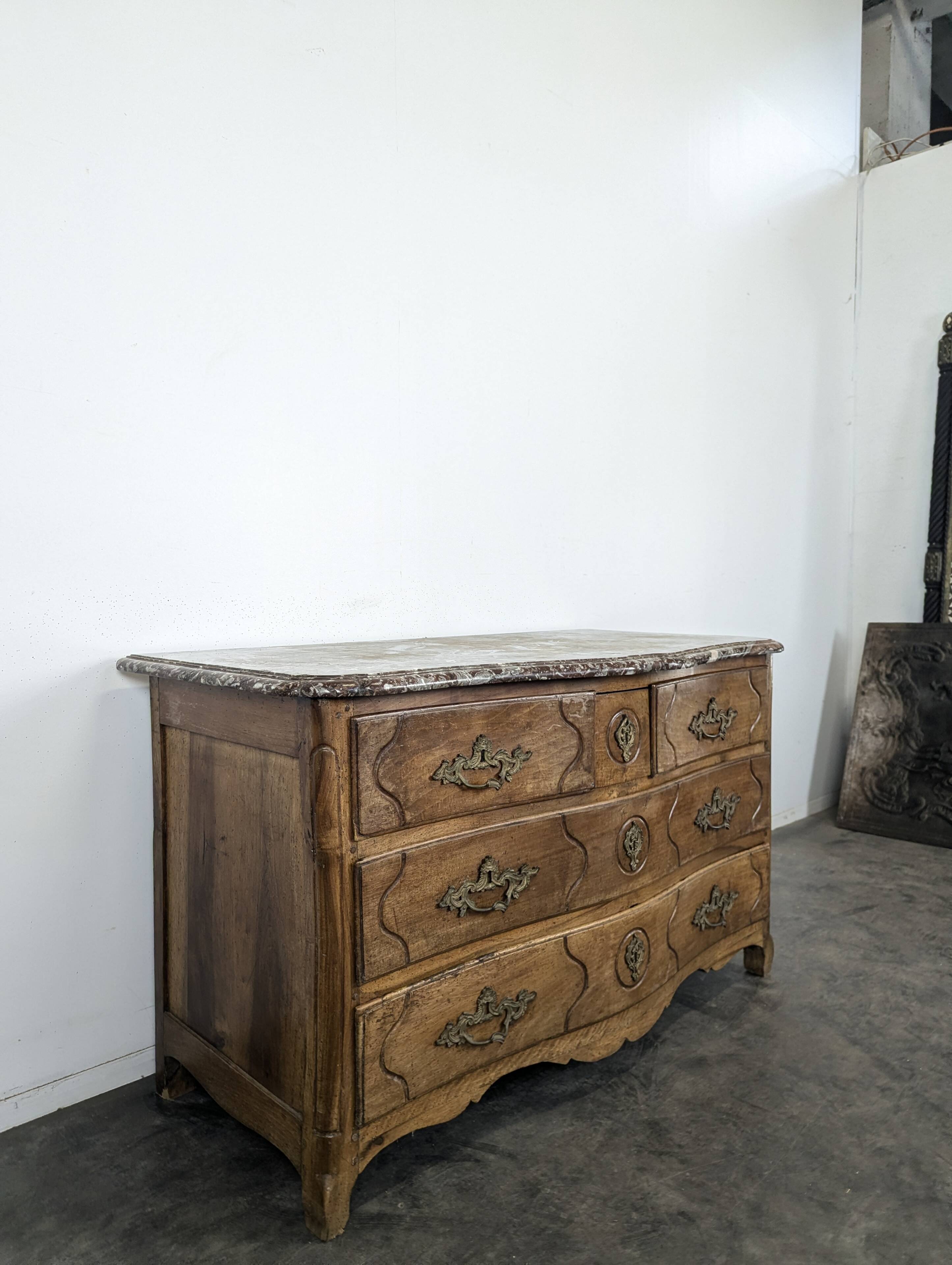 Commode Louis XV galbée en noyer dessus marbre XVIIIe
