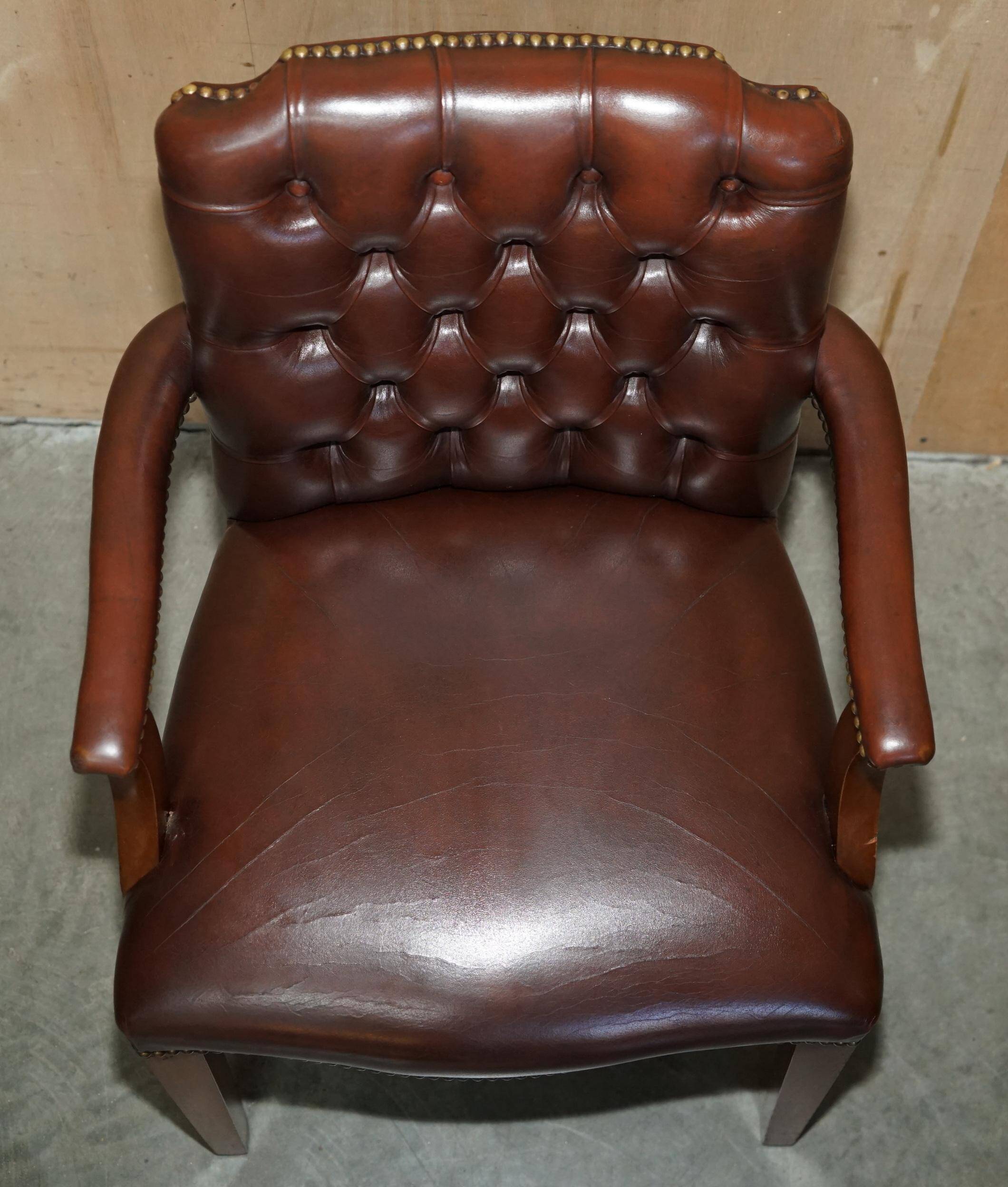 Fauteuil de bureau Gainsborough style George II Chesterfield cuir