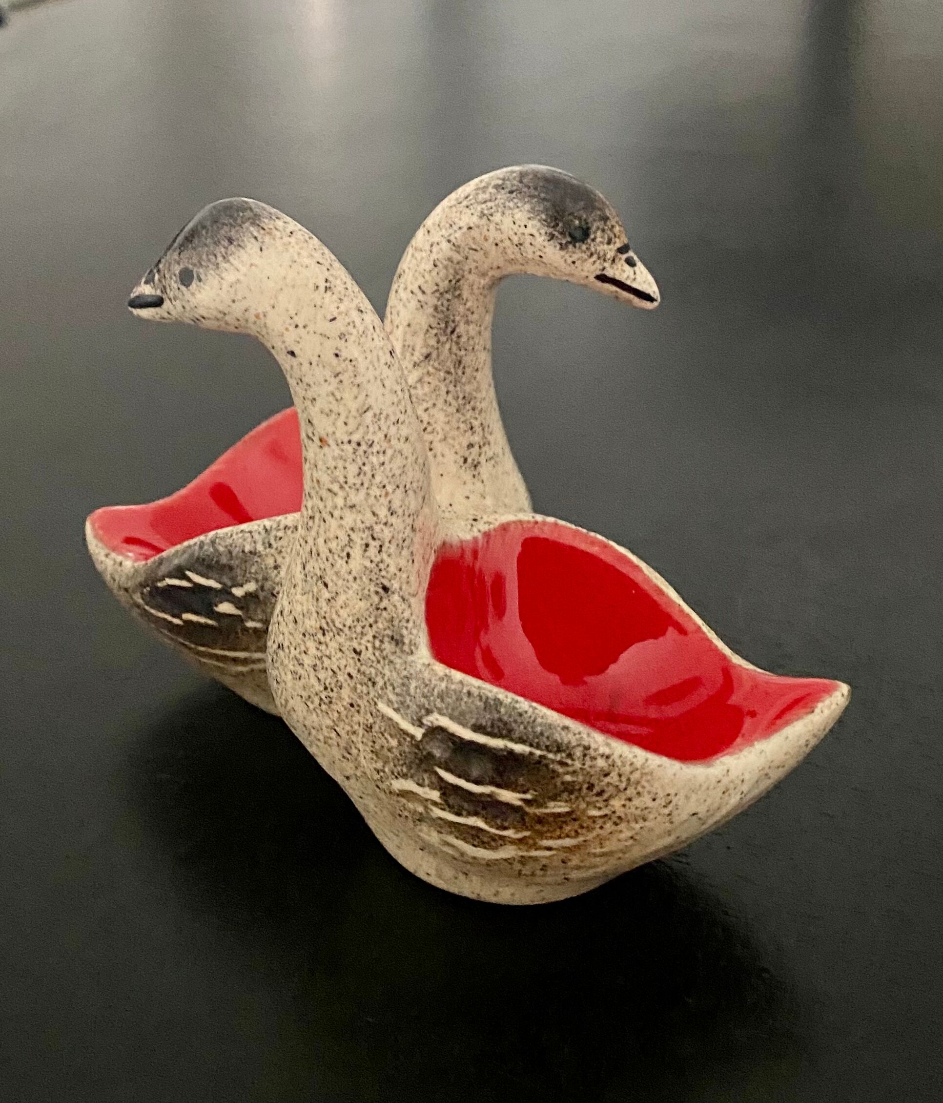Duo goose-shaped goose and pepper shaker in ceramic