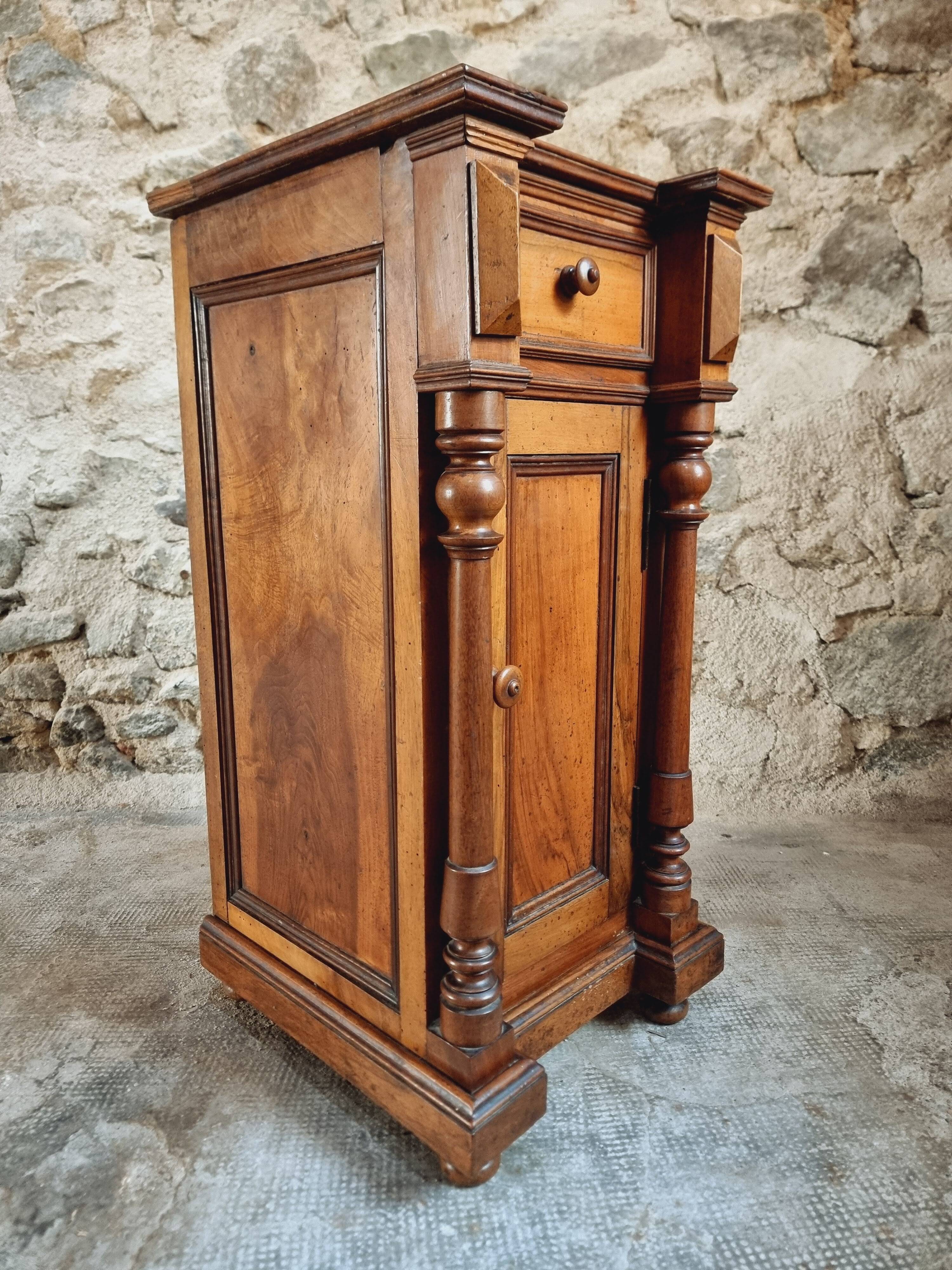 Chevet ancien de style Louis-Philippe avec placage noyer et plateau en marb
