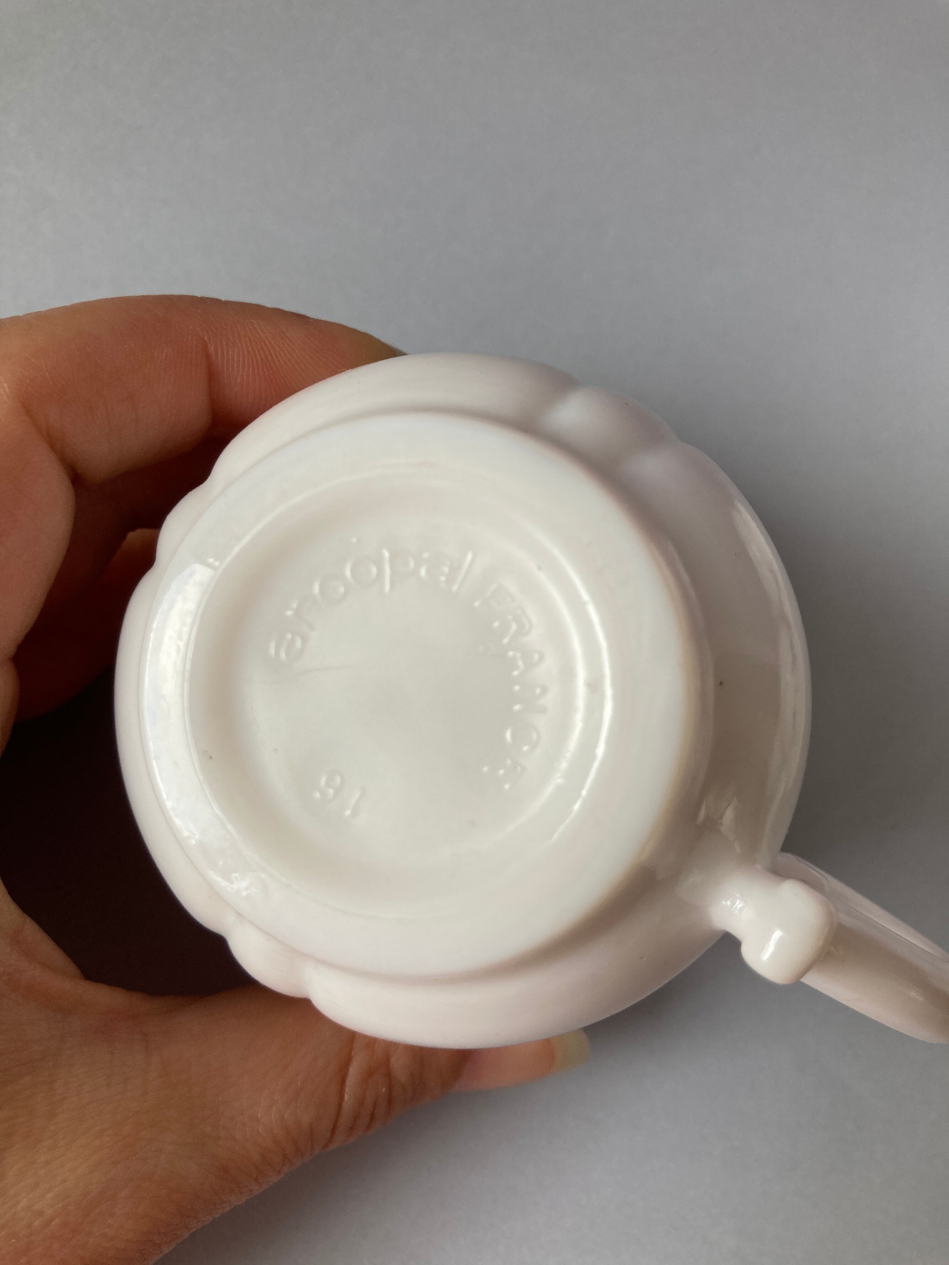 5 cups veronica tea with blue myosotis in white glass from arcopal-80s-retro-vintage