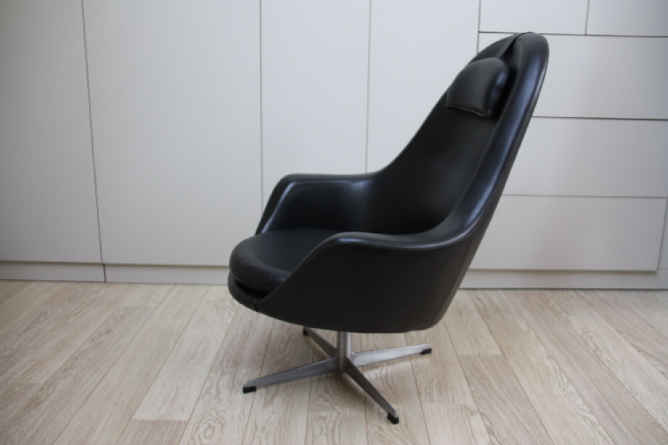 Fauteuil pivotant vintage en similicuir noir par Pastoe 60s