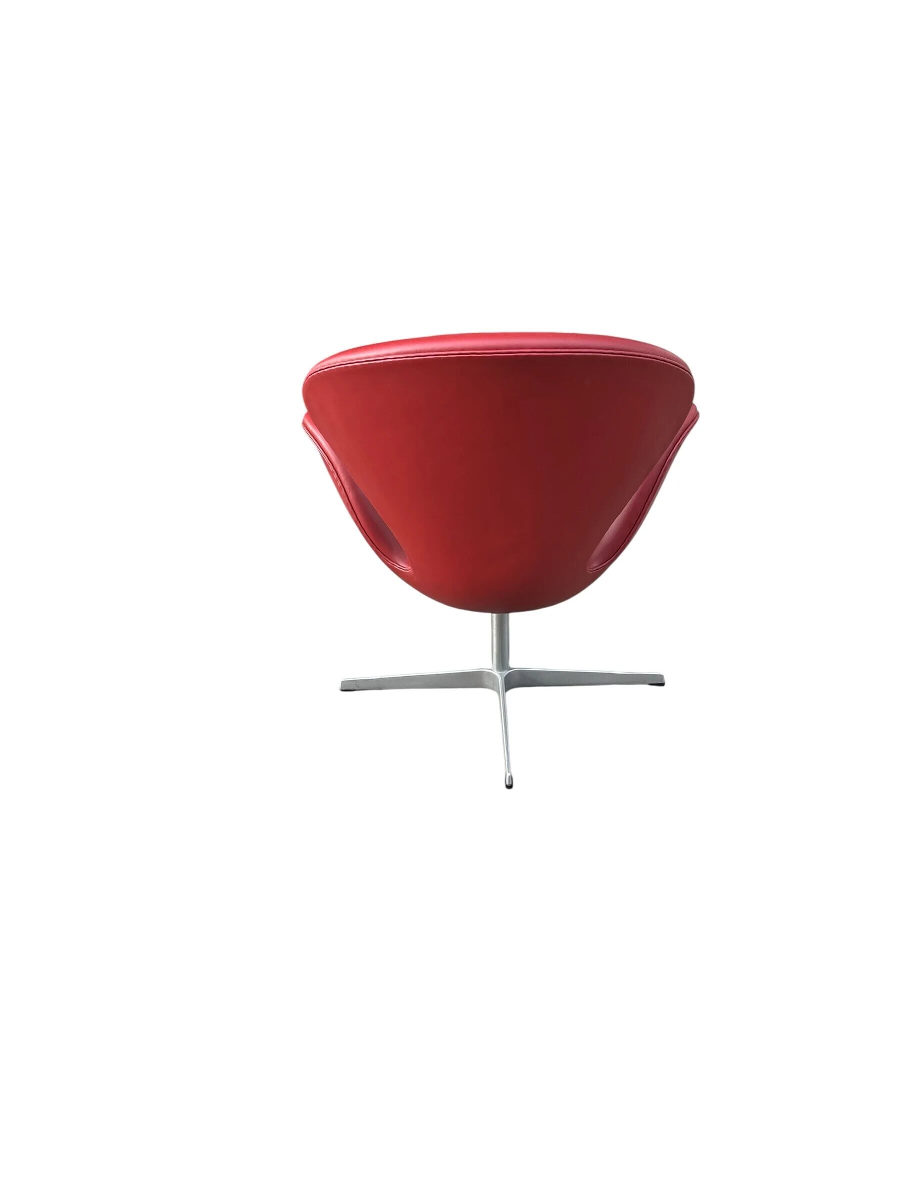 Swan chair by Arne Jacobsen for Fritz Hansen in Indian red leather