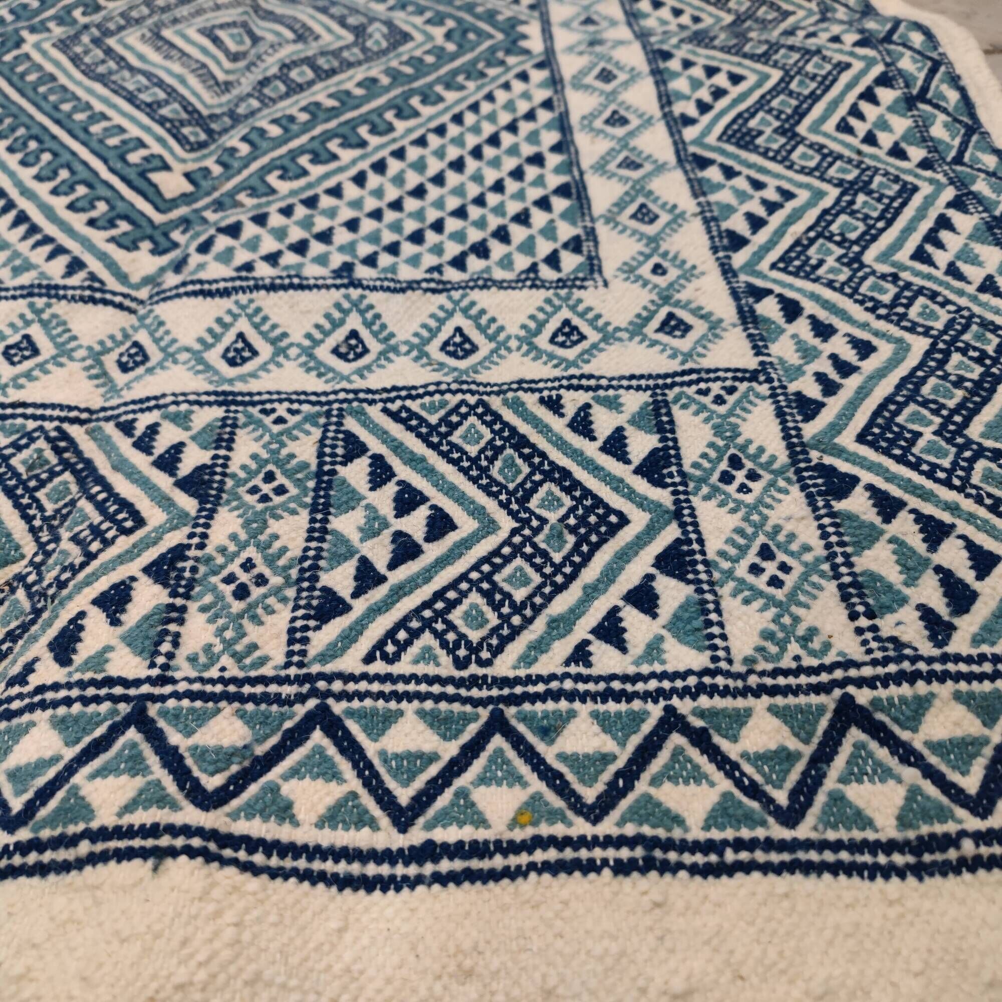 White and blue margoum rug hand-woven in natural wool