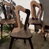 3 chaises brutalistes tripodes en bois