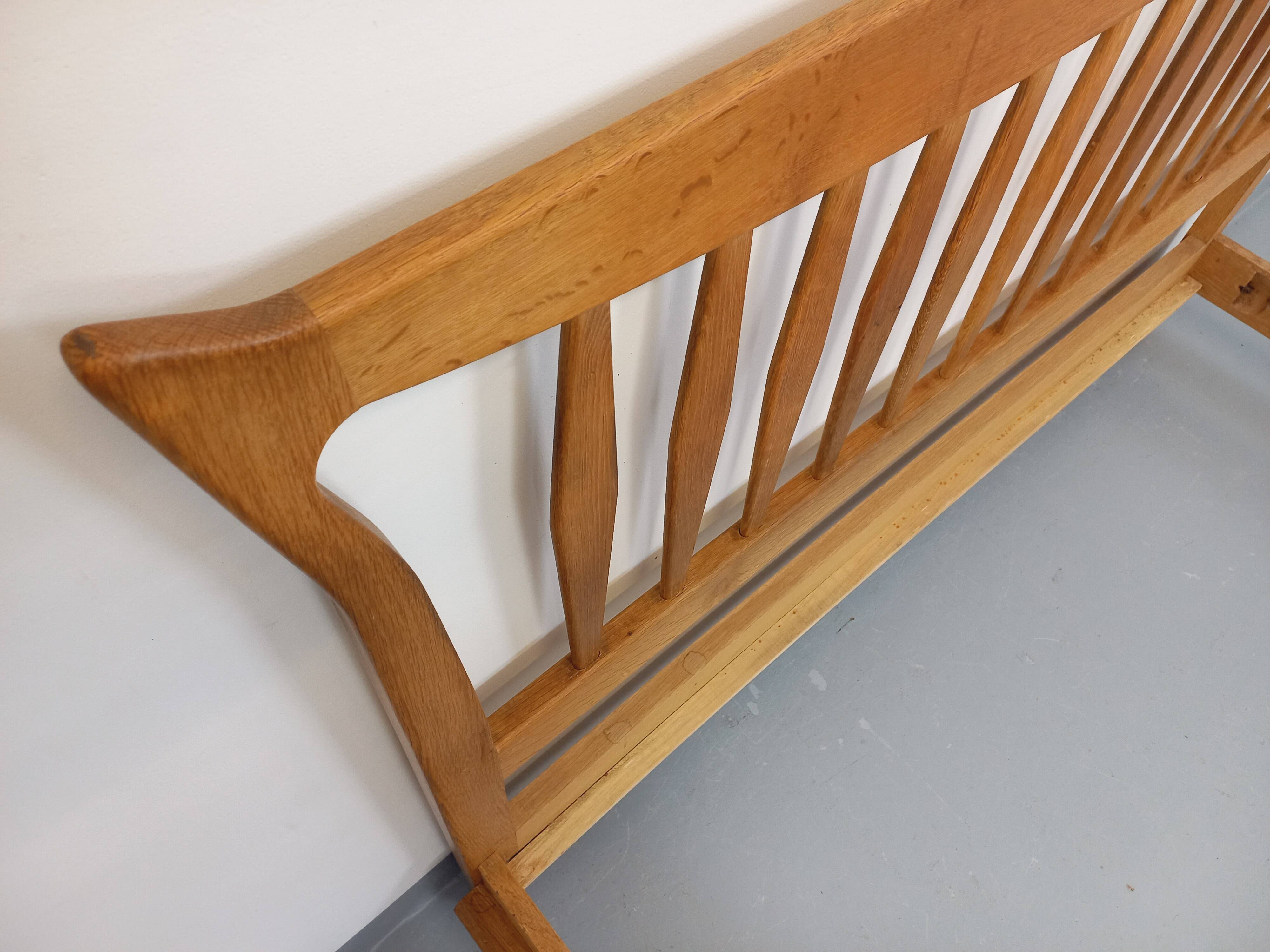 Lit double vintage français Guillerme et Chambron en chêne massif années 60